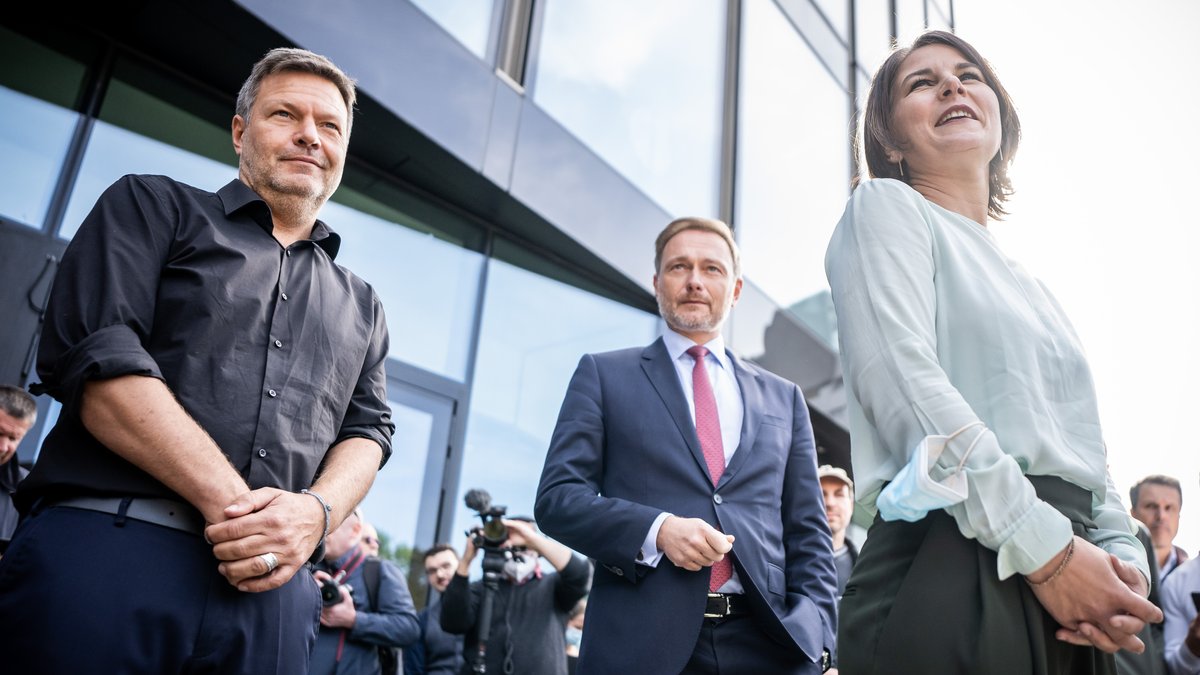 Annalena Baerbock, Christian Lindner und Robert Habeck (von rechts) beim Pressestatement nach Sondierungsgesprächen zwischen Grünen und FDP