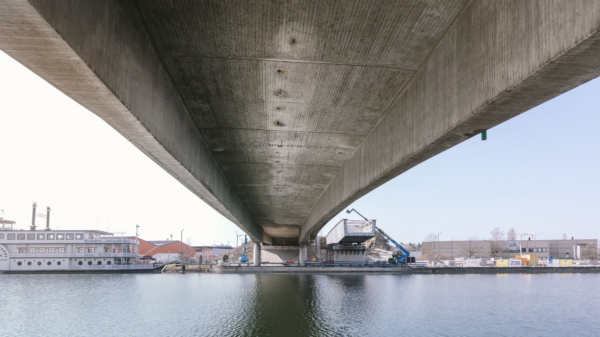Ansicht auf die Unterseite der gesperrten Brücke am Hafen Nürnberg.