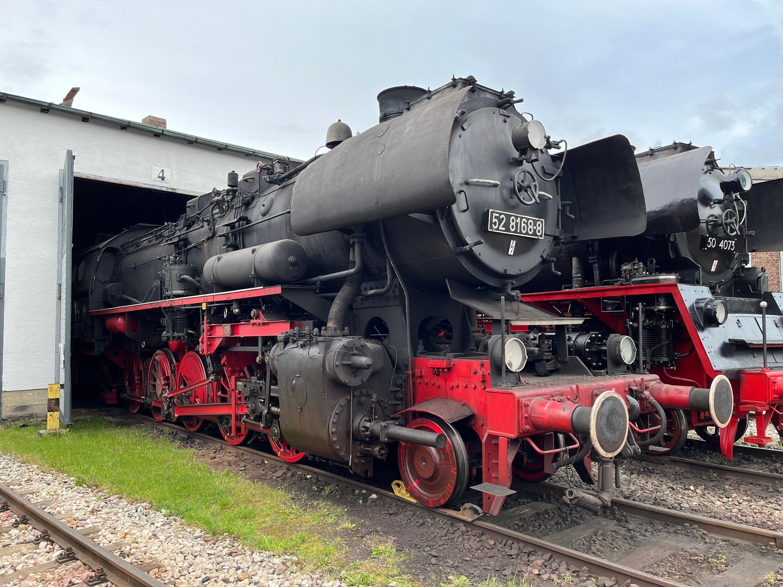 Die historische Dampflokomotive aus der Serie "Babylon Berlin" steht auf einem Gleis des Museums in Nördlingen.