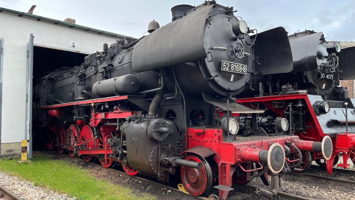 Die historische Dampflokomotive aus der Serie "Babylon Berlin" steht auf einem Gleis des Museums in Nördlingen.