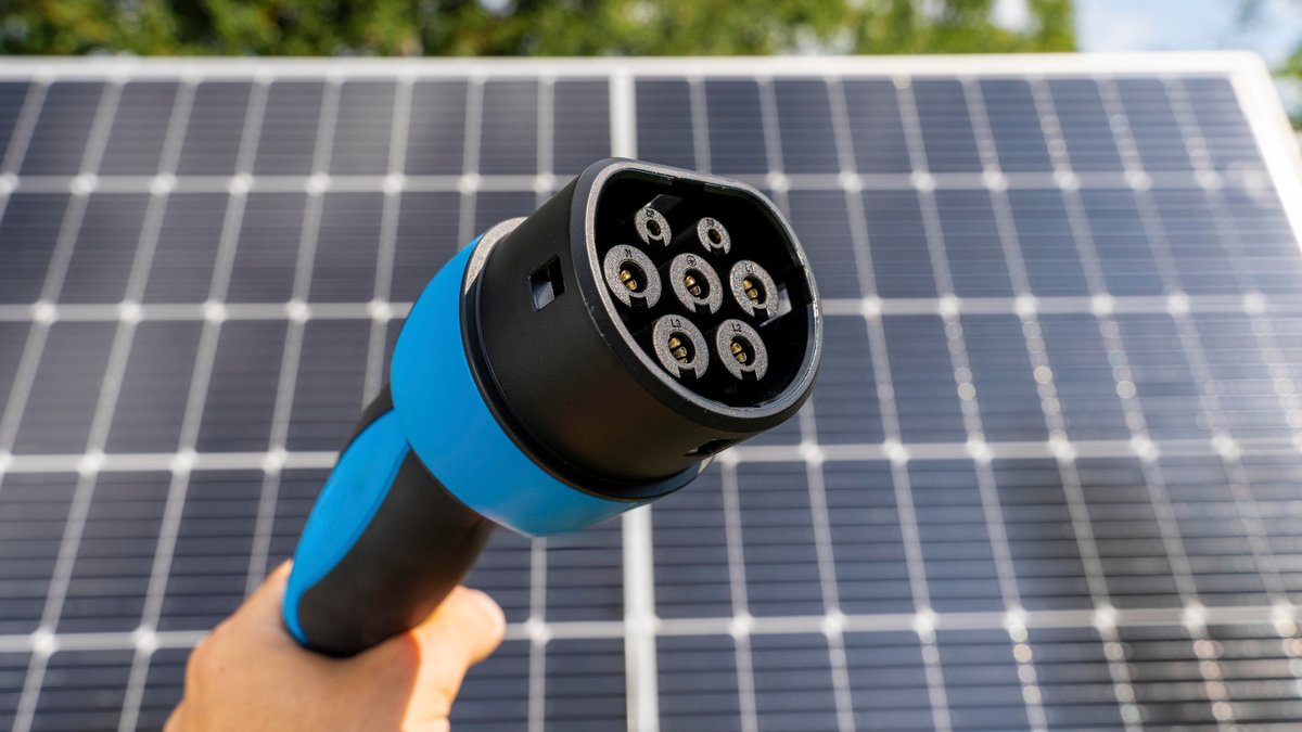 Hohe Förderung für Solarstrom vom Dach für E-Autos