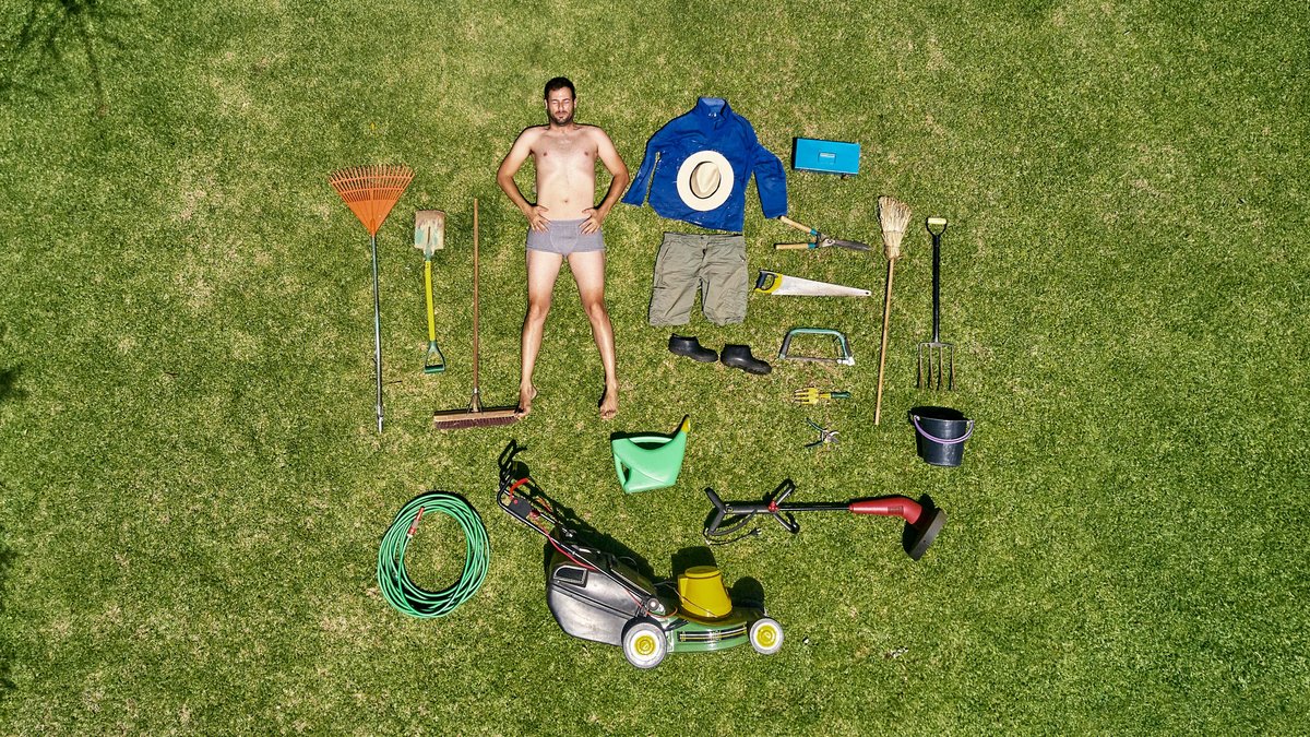 Ein Gärtner liegt auf einer Wiese, um ihn herum sammeln sich seine Arbeitsutensilien (Symbolbild).