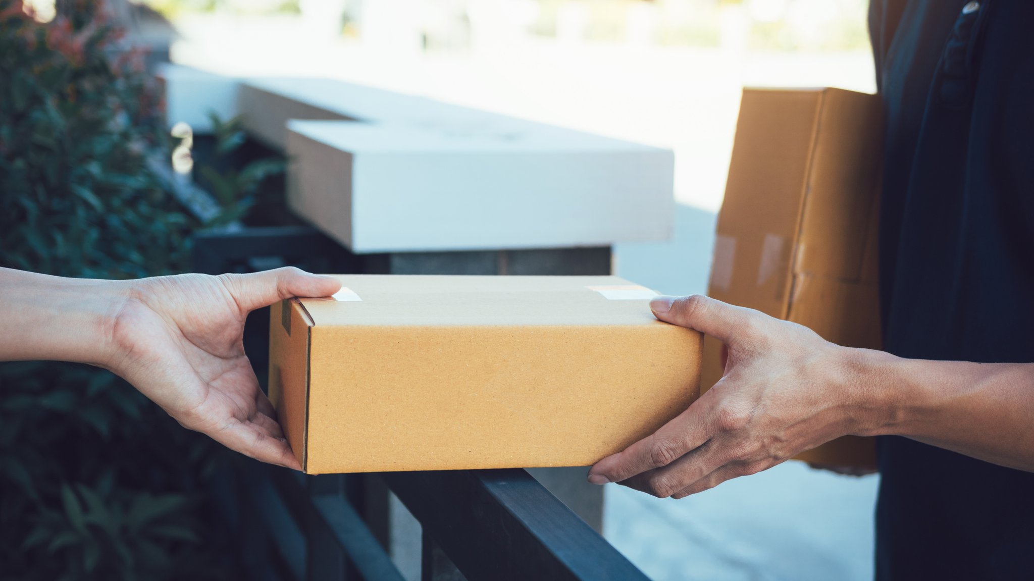 Ein Kurier übergibt ein Paket an eine Kundschaft. | Bild: stock.adobe.com/wutzkoh Ein Kurier übergibt ein Paket an eine Kundschaft.