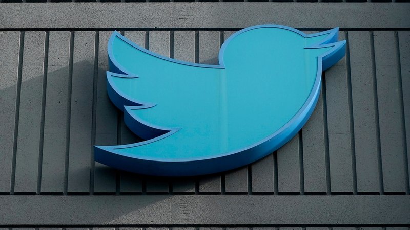 Das Logo des sozialen Netzwerks Twitter ist an einem Gebäude der Firmenzentrale zu sehen. 