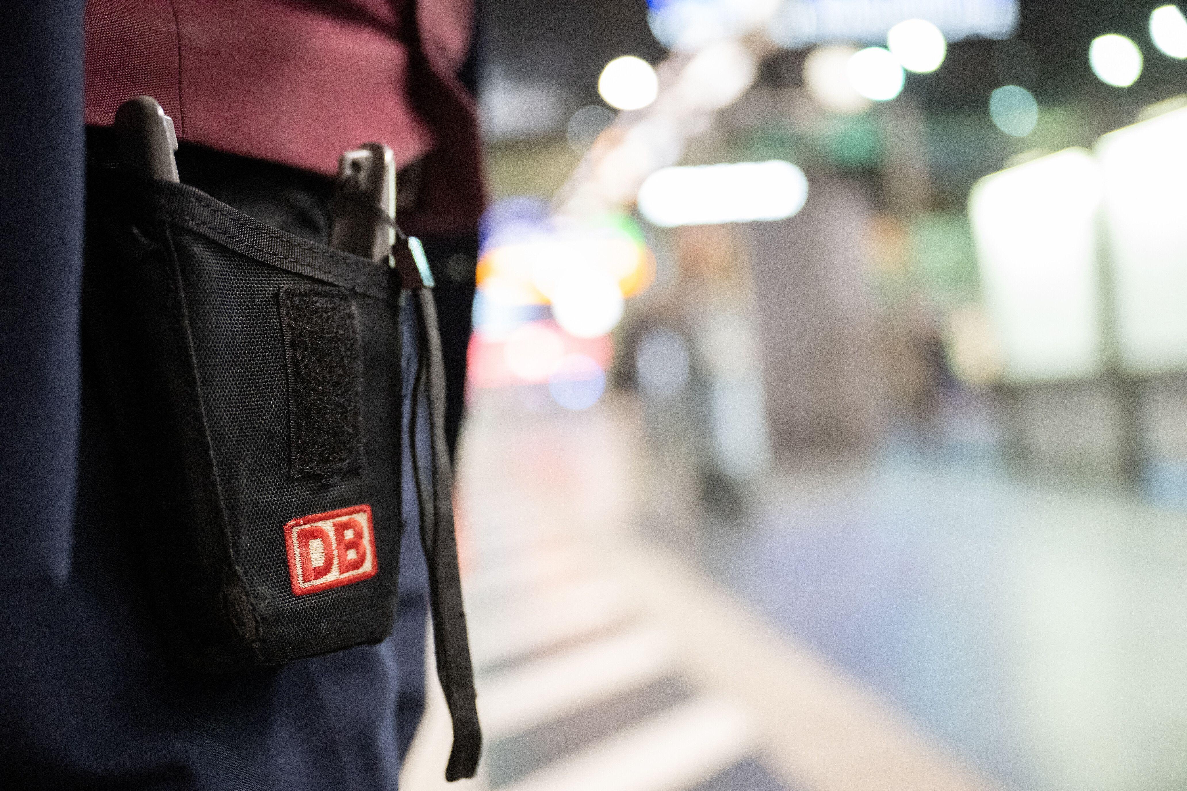 Zugbegleiter in Uniform