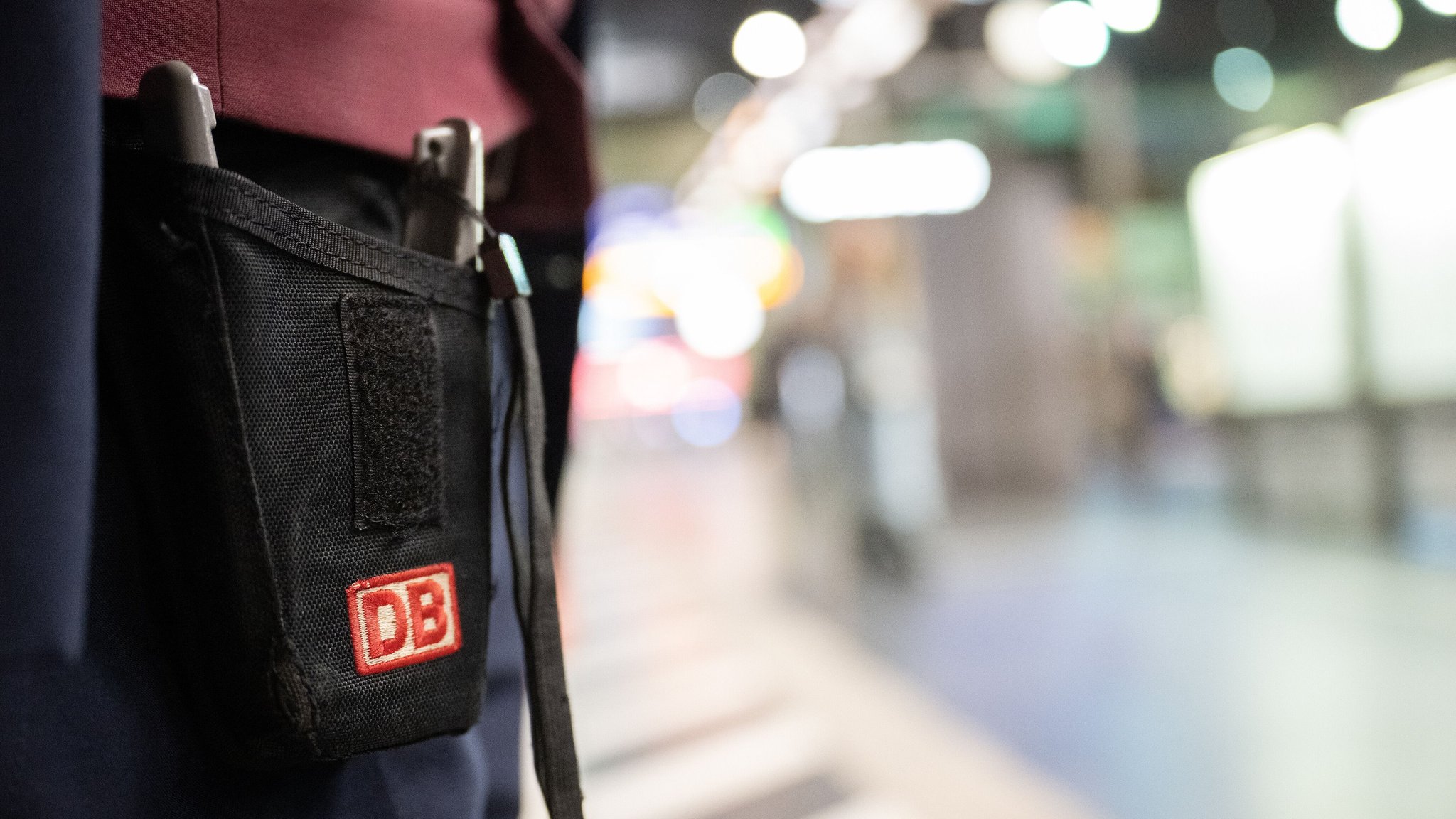 Angriff bei Ticketkontrolle: Zugbegleiter ringt mit dem Tod