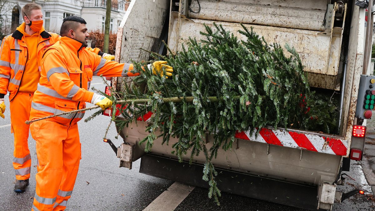 Weihnachtsbaum landet im Müllwagen.