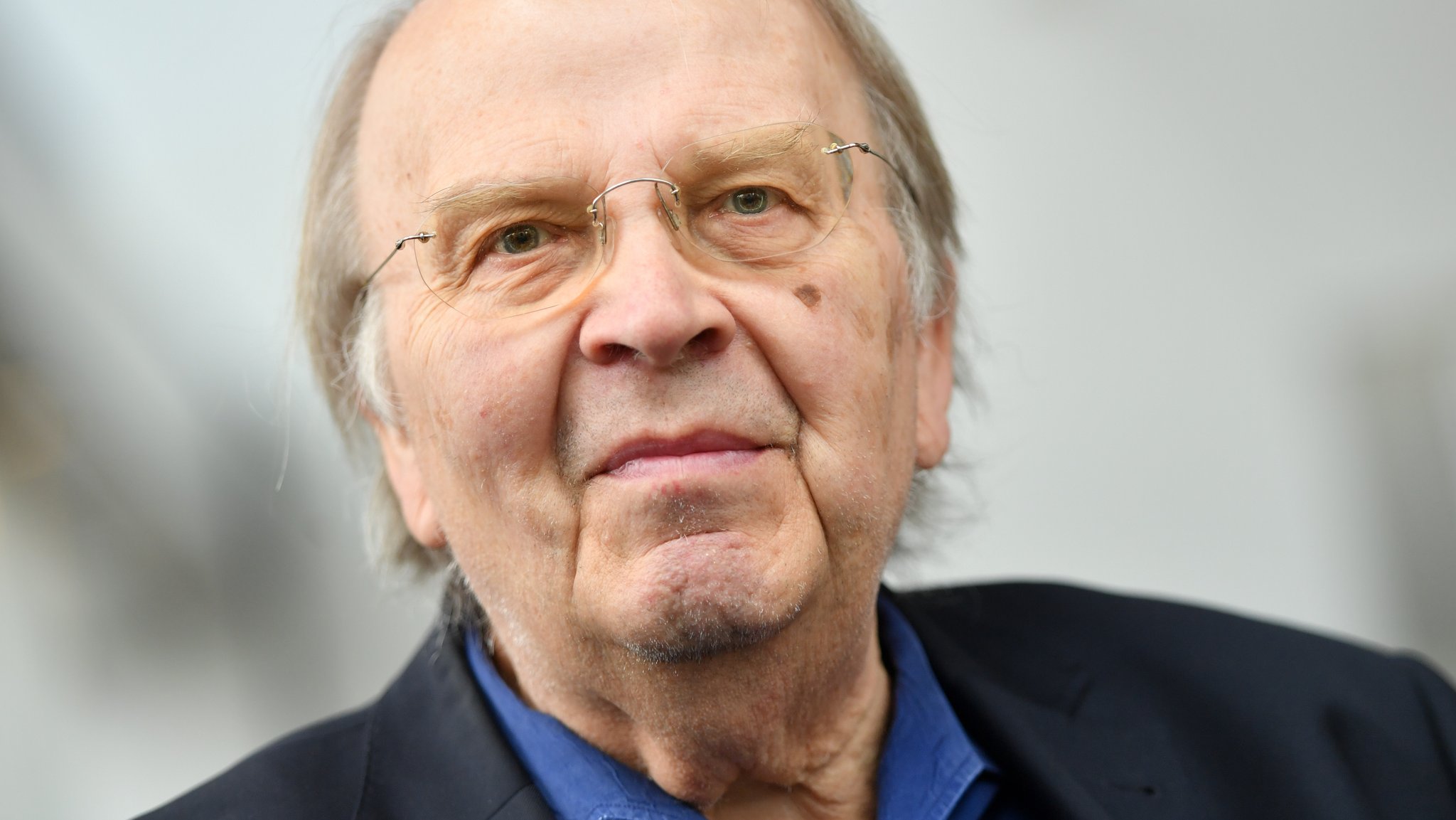 Schriftsteller Wilhelm Genazino lächelt in die Kamera | Bild: dpa Schriftsteller Wilhelm Genazino lächelt in die Kamera