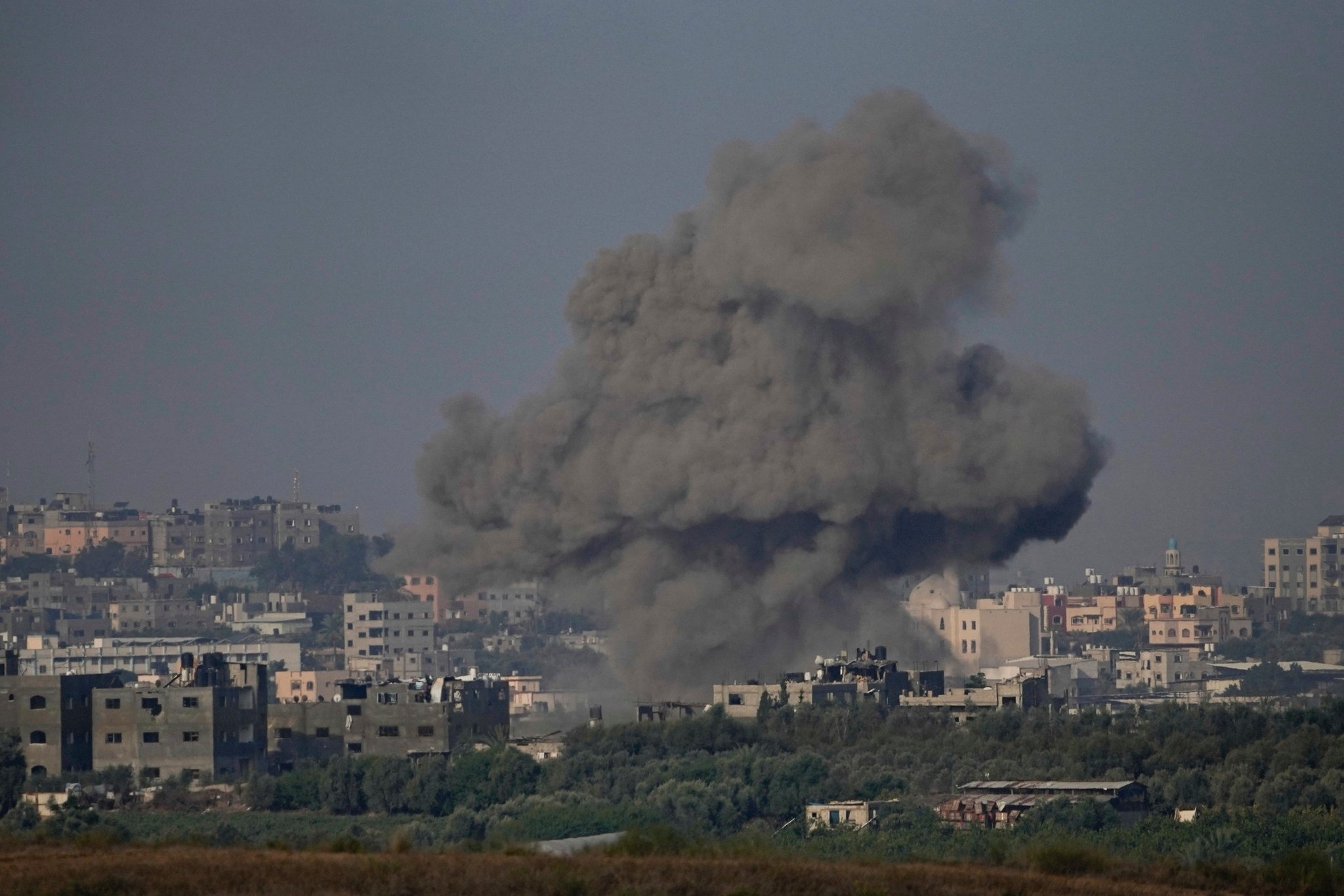 18.10.2023, Israel, ---: Rauch steigt nach einem israelischen Luftangriff im Gazastreifen auf, vom Süden Israels aus gesehen. Nach der Explosion in einem Krankenhaus in Gaza wächst die Sorge vor einer Eskalation des Konflikts. Israel legt nun Aufnahmen vor, die beweisen sollen, dass militante Palästinenser Schuld haben. Foto: Ariel Schalit/AP/dpa +++ dpa-Bildfunk +++