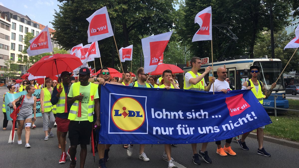 Beschäftigte des bayerischen Handels streiken in München