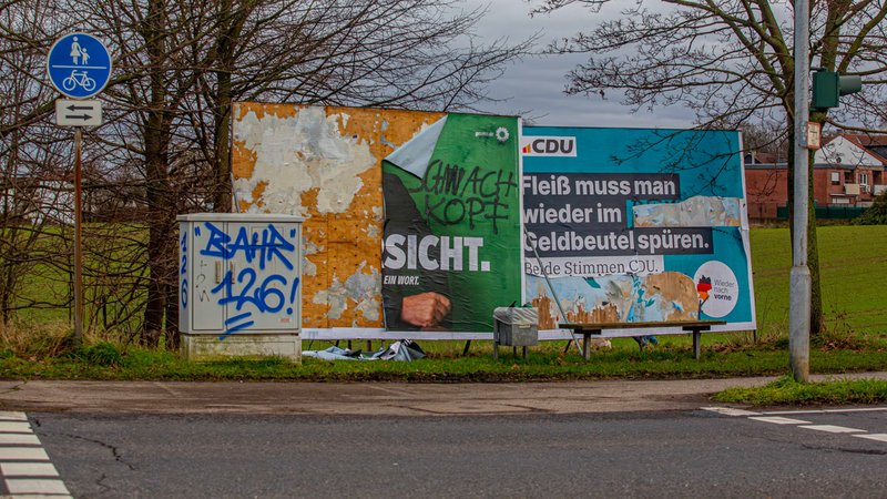 Zerstörte Wahlplakate für die Bundestagswahl 2025 (Symbolbild) | Bild: pa/Goldmann Zerstörte Wahlplakate für die Bundestagswahl 2025 (Symbolbild)