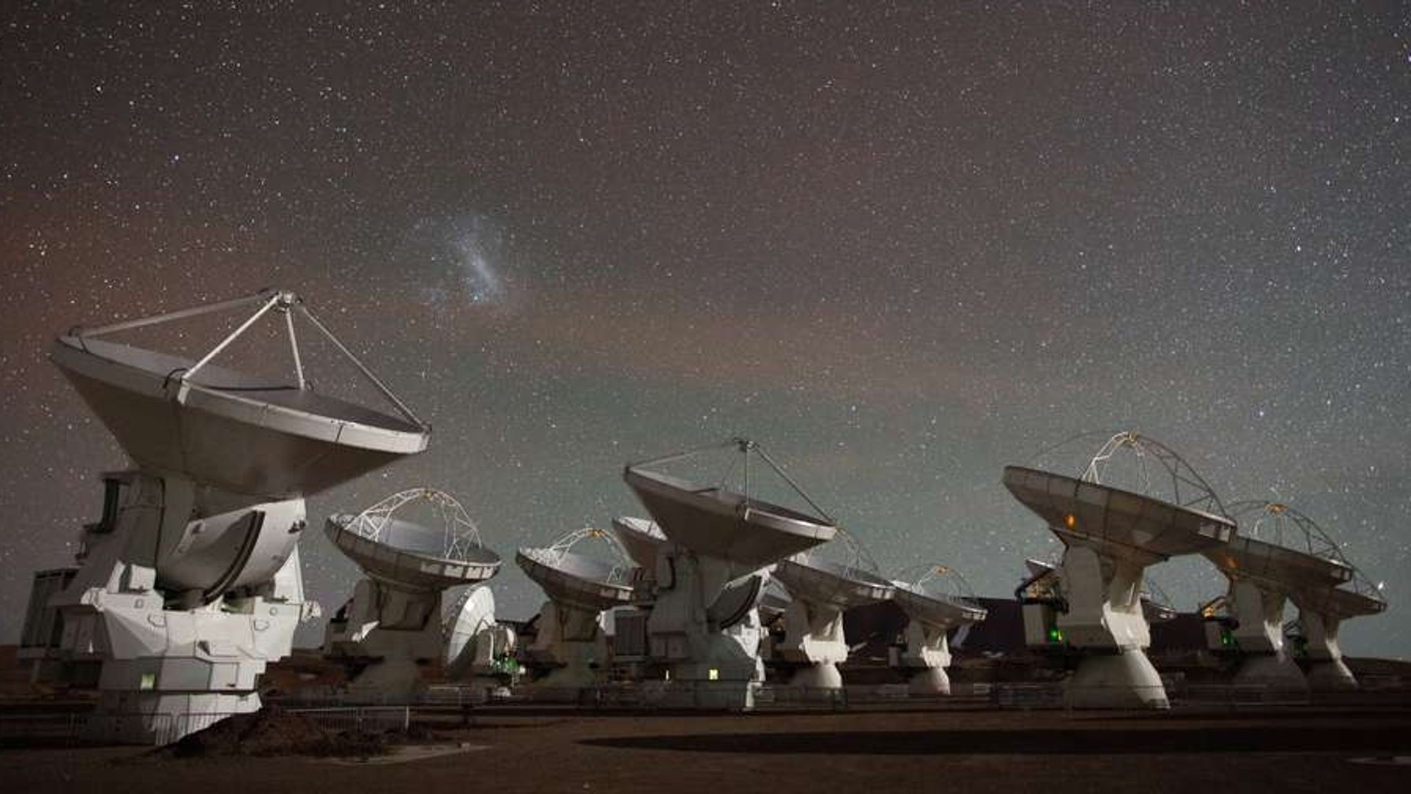 Die Antennenschüsseln des ALMA-Radioteleskops in den chilenischen Anden gehören zum Netzwerk des Event Horizon Telescope EHT