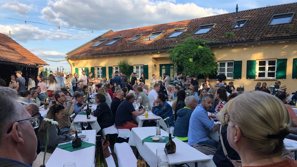 600 Menschen beim alkoholfreien Weinfest.