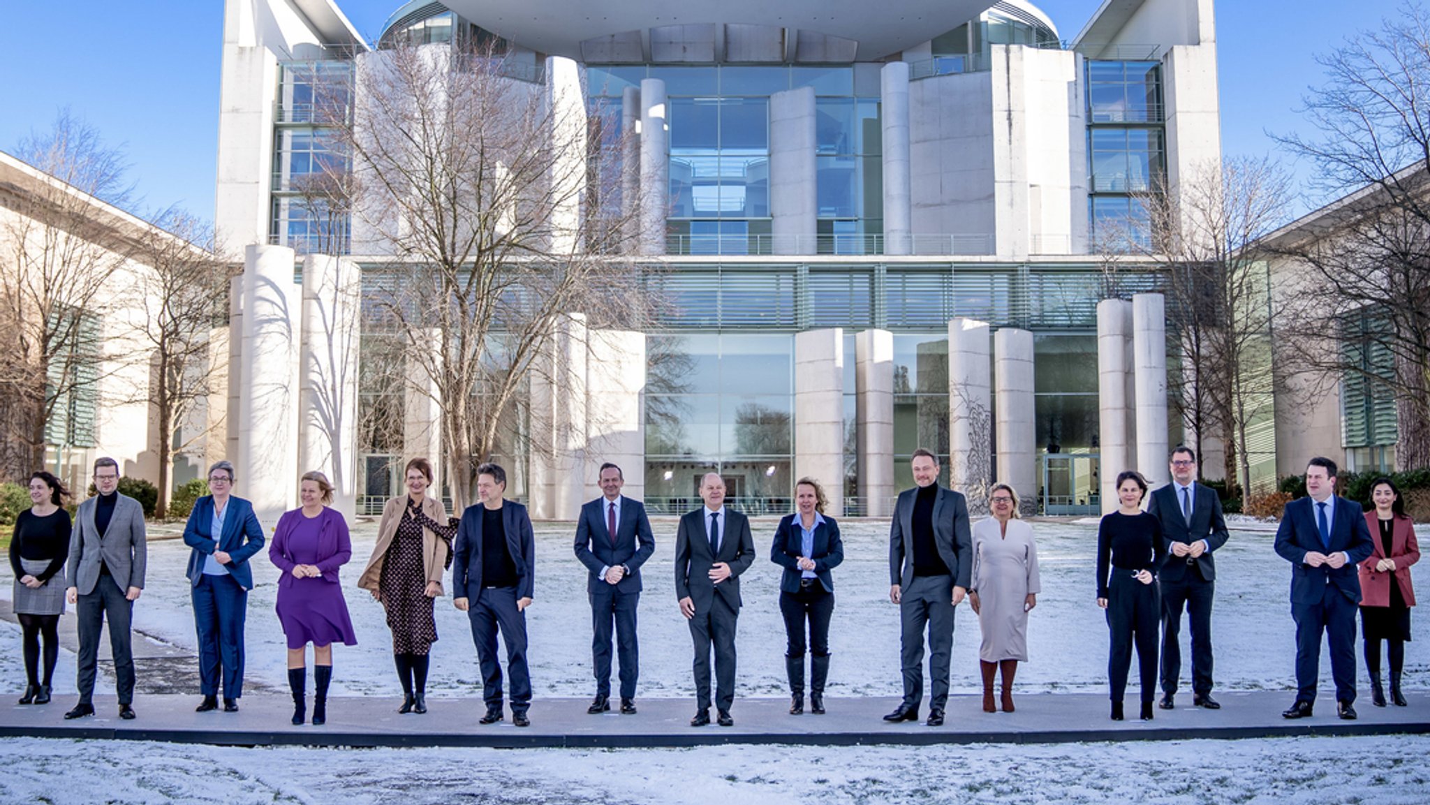 Deutschlands Ministerinnen, Minister und der Bundeskanzler vor der Kabinettsklausur am 20.1.22