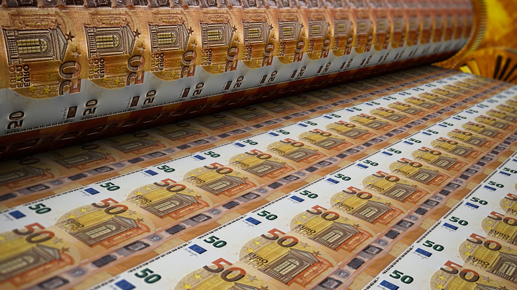 Nahaufnahme einer laufenden Druckmaschine, die frisch gedruckte 50-Euro-Banknoten ausgibt.