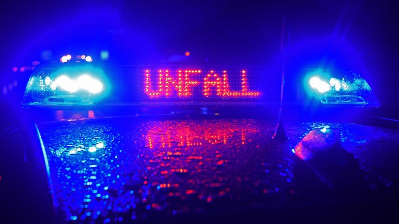 Ein Polizeiauto mit Blinklicht und "Unfall"-Warnlicht | Bild: dpa-Bildfunk/Stefan Puchner Ein Polizeiauto mit Blinklicht und "Unfall"-Warnlicht