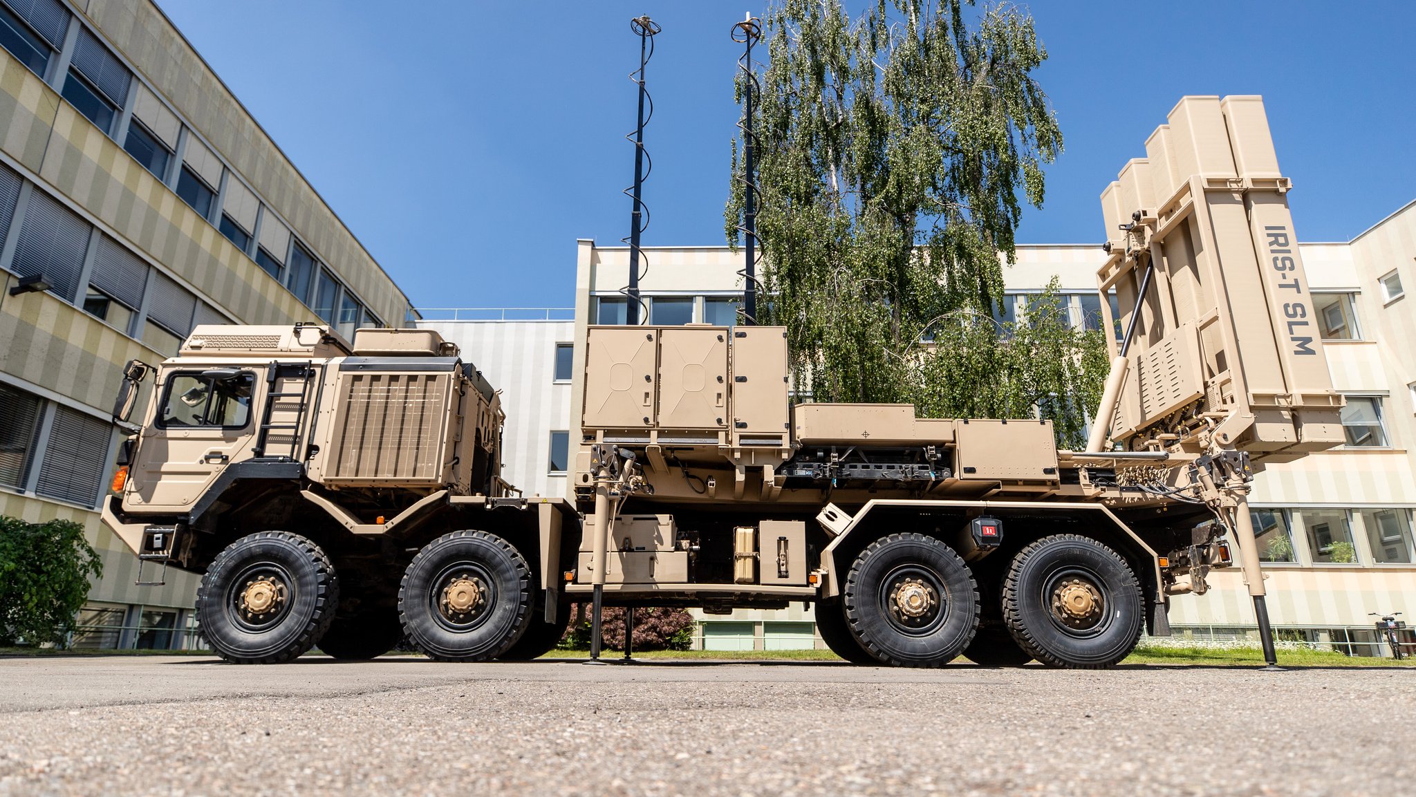 Ein Raketenabwehrsystem vom Typ Iris-T SLM auf dem Firmengelände von Diehl Defence