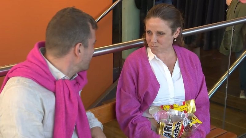 Zwei Schauspieler beim Tinder-Experiment im Theater | Bild: Bayerischer Rundfunk 2024 Zwei Schauspieler beim Tinder-Experiment im Theater