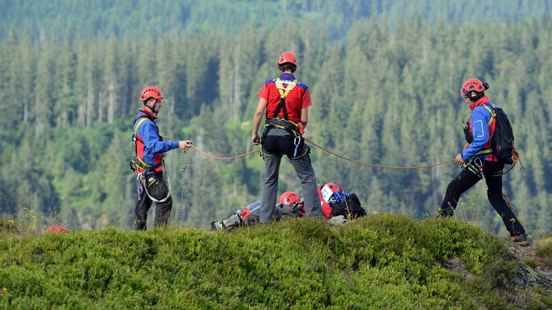 Archivbild: Helfer der Bergwacht bei einer Übung | Bild: picture alliance / dpa | Patrick Seeger Archivbild: Helfer der Bergwacht bei einer Übung