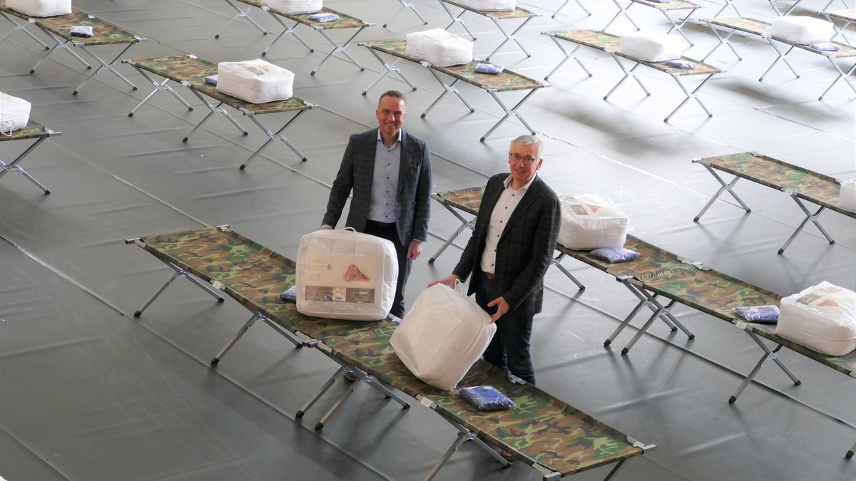 Landrat Werner Bumeder (r.) und Bürgermeister Armin Grassinger machten sich in der Turnhalle Höll-Ost ein Bild vor Ort.