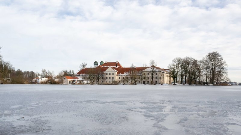 Archivbild: Kloster Seeon im Winter | Bild: picture alliance/dpa | Peter Kneffel Archivbild: Kloster Seeon im Winter