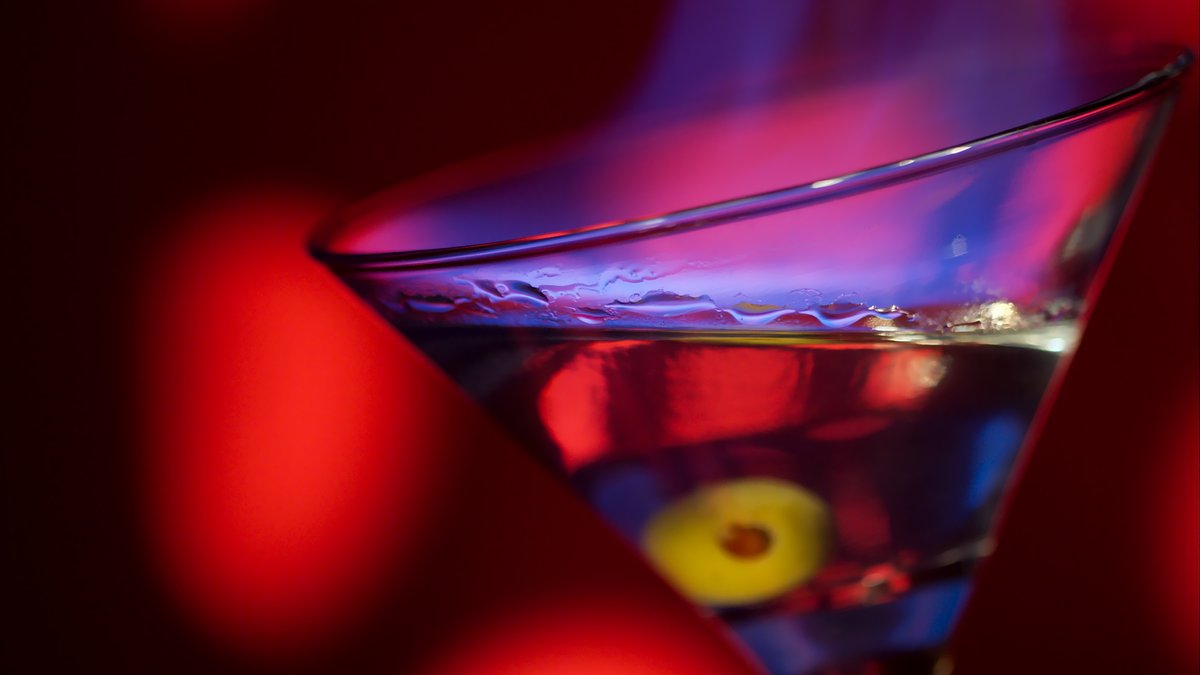 Symbolbild: ein alkoholisches Getränk brennt in einem Cocktailglas