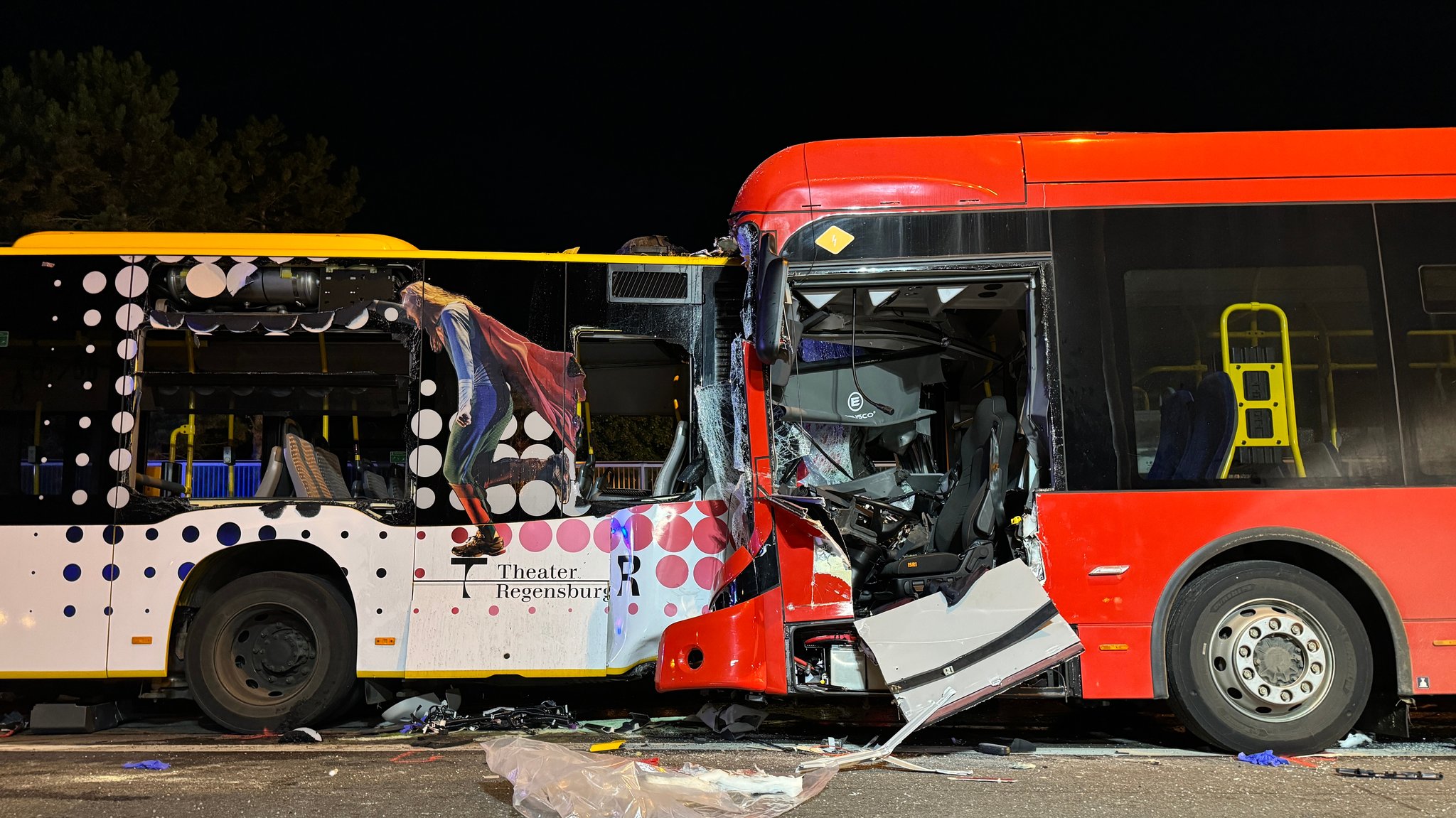 Zwei Busse sind auf der Regensburger Nibelungenbrücke ineinander geprallt.