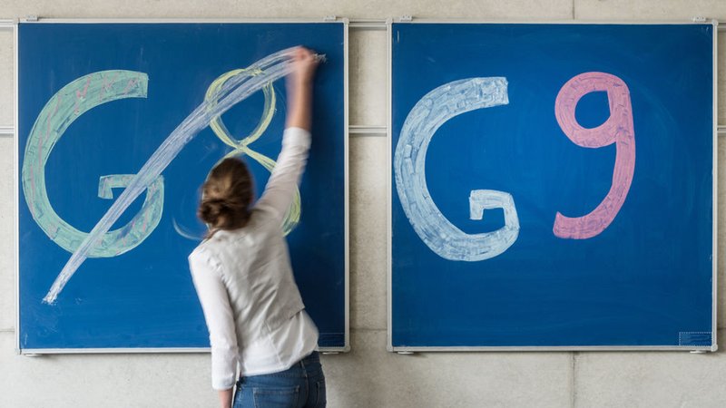 ARCHIV - 01.04.2014, Bayern, Straubing: Eine Schülerin der Oberstufe streicht an einem Gymnasium den Schriftzug «G8» an einer Tafel durch, daneben lässt sie «G9» unberührt. (zu dpa: «Abi 2025: Der Jahrgang, den es (fast) nicht gibt») Foto: Armin Weigel/dpa +++ dpa-Bildfunk +++ | Bild: dpa-Bildfunk/Armin Weigel ARCHIV - 01.04.2014, Bayern, Straubing: Eine Schülerin der Oberstufe streicht an einem Gymnasium den Schriftzug «G8» an einer Tafel durch, daneben lässt sie «G9» unberührt. (zu dpa: «Abi 2025: Der Jahrgang, den es (fast) nicht gibt») Foto: Armin Weigel/dpa +++ dpa-Bildfunk +++