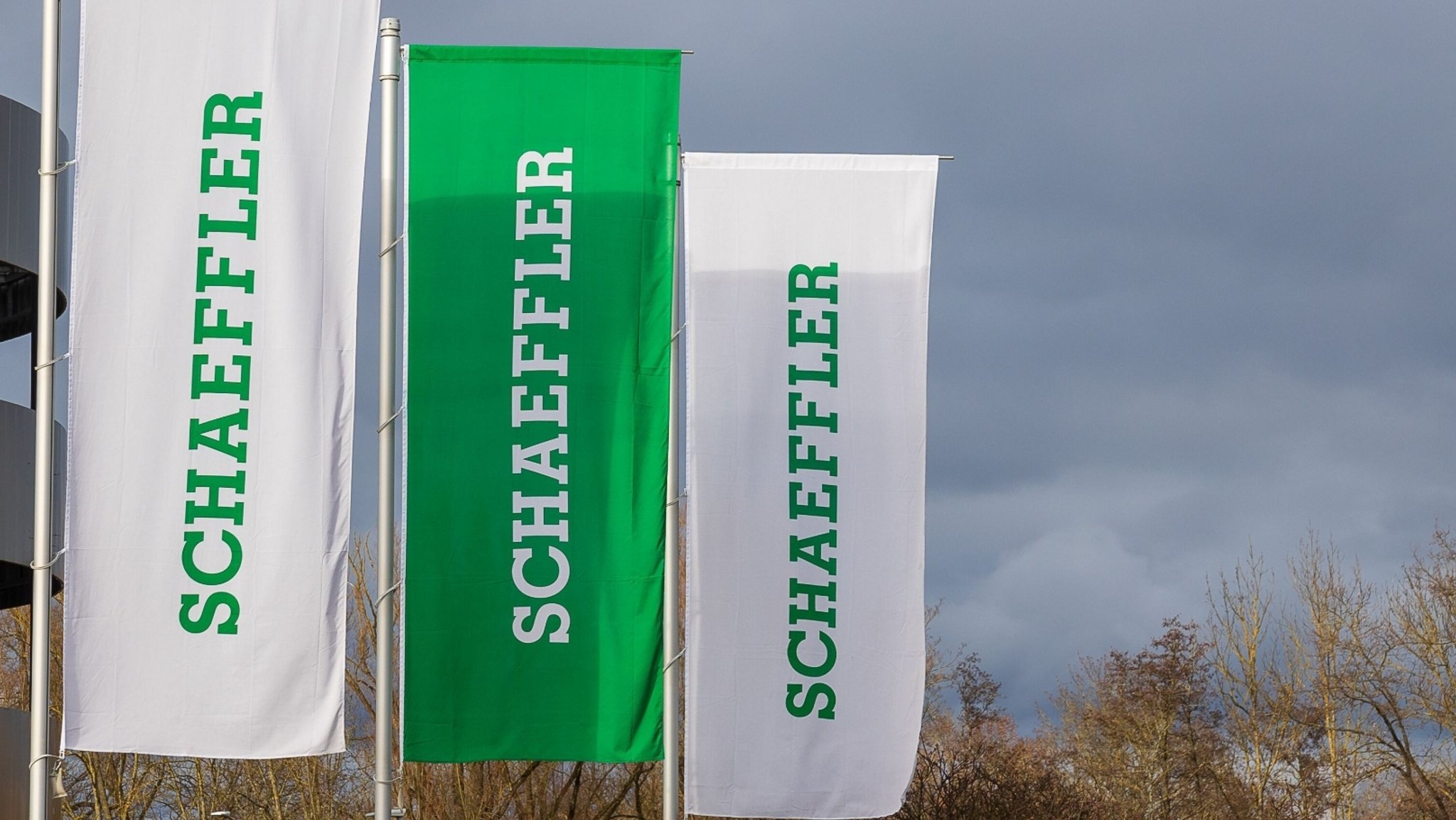 Schaeffler-Flaggen am Stammsitz in Herzogenaurach