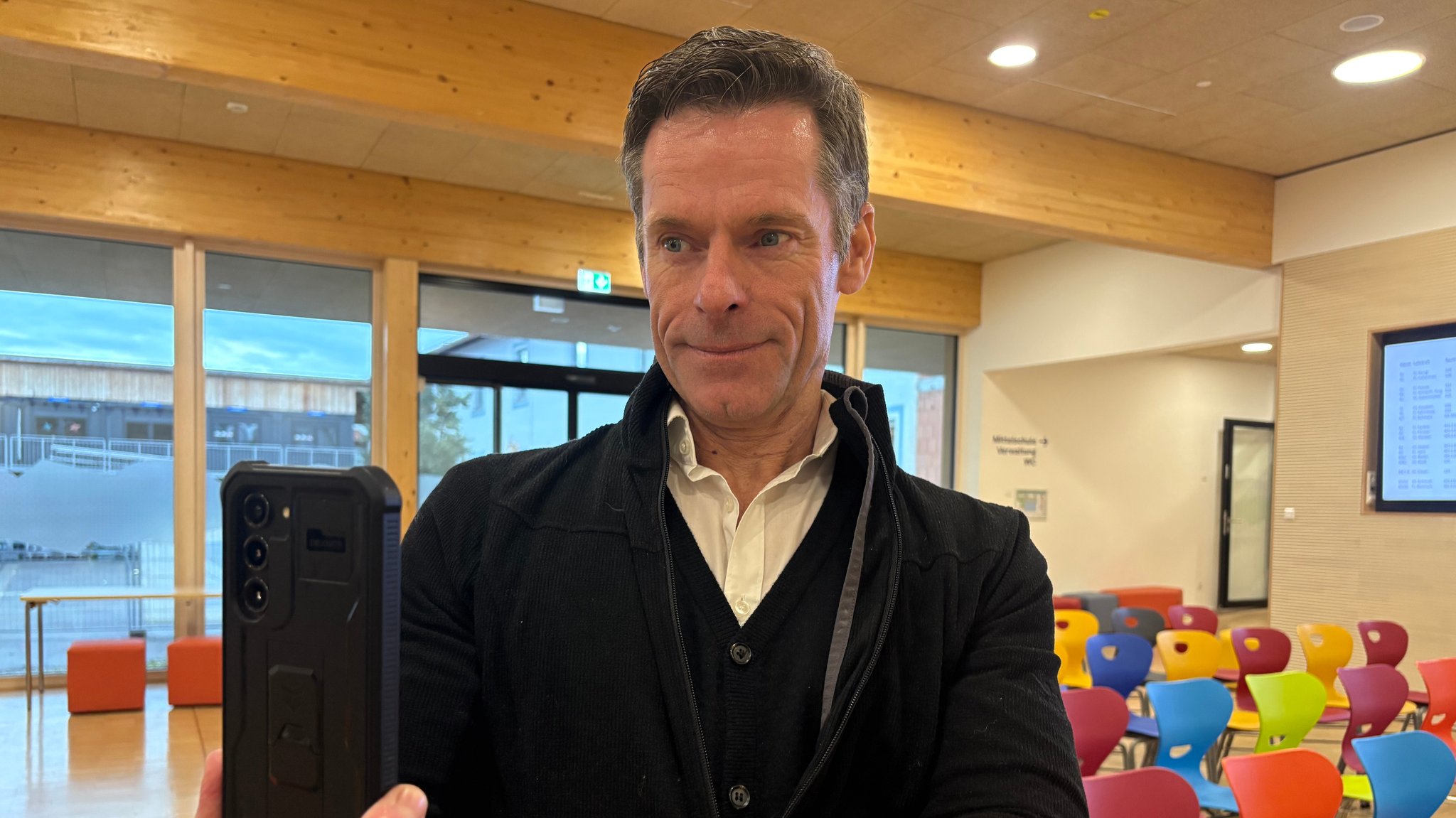 Niels Pruin vor einem Vortrag zum Thema Mediensucht. 