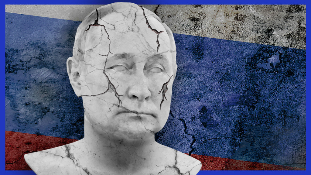 Wladimir Putins Kopf als Marmor-Büste mit Rissen. Im Hintergrund eine rissige russische Flagge.