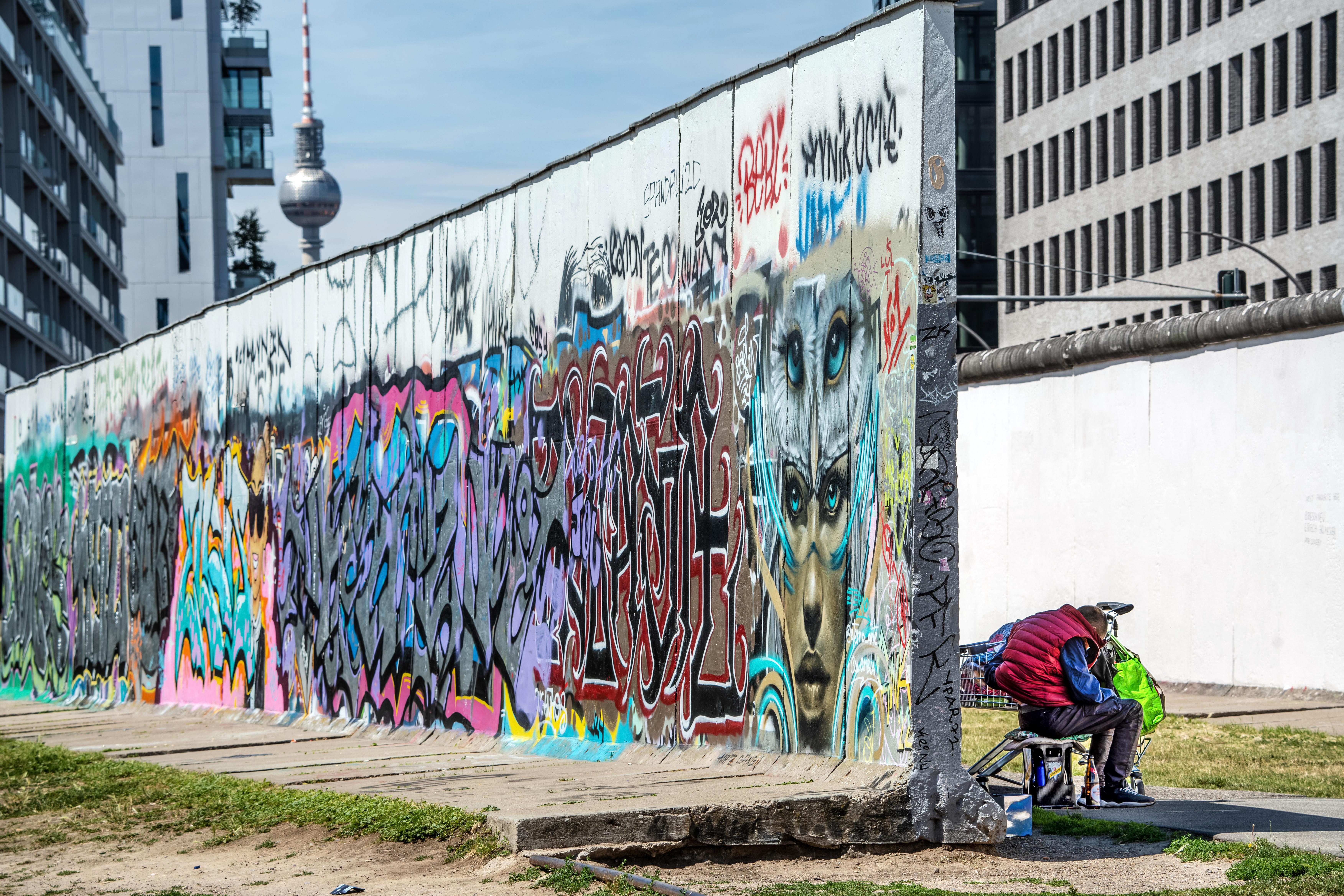 East Side Gallery in Berlin-Friedrichshain, langes Teilstück der Berliner Mauer