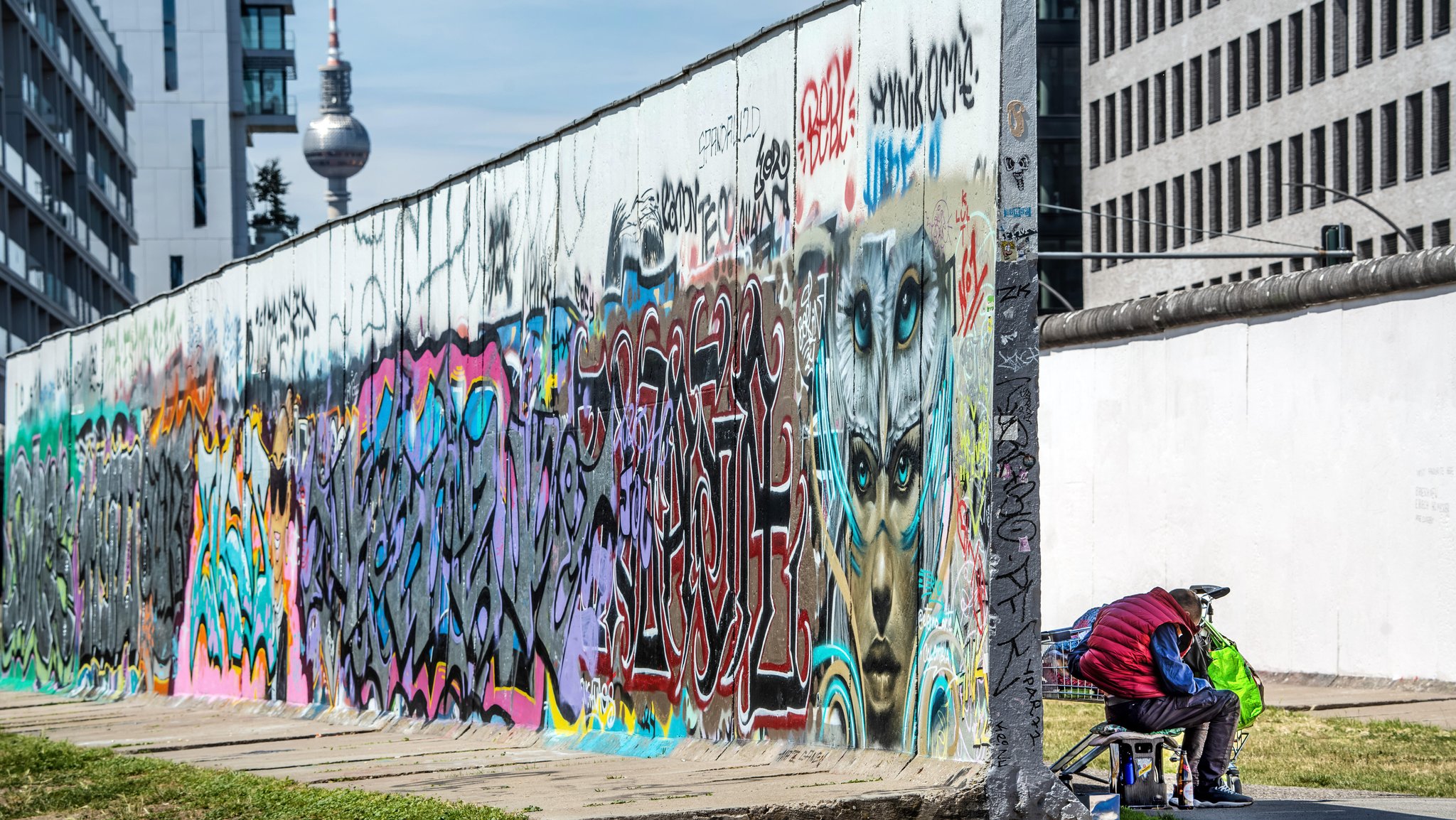 East Side Gallery in Berlin-Friedrichshain, langes Teilstück der Berliner Mauer | Bild: picture alliance / Wolfgang Maria Weber | R7172 East Side Gallery in Berlin-Friedrichshain, langes Teilstück der Berliner Mauer
