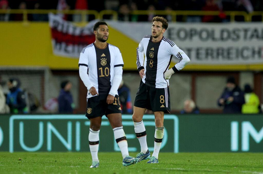 21.11.2023, Österreich, Wien: Fußball: Länderspiele, Österreich - Deutschland, Ernst-Happel-Stadion. Deutschlands Serge Gnabry (l) und Leon Goretzka stehen nach dem Gegentor enttäuscht auf dem Rasen. WICHTIGER HINWEIS: Gemäß den Vorgaben der DFL Deutsche Fußball Liga bzw. des DFB Deutscher Fußball-Bund ist es untersagt, in dem Stadion und/oder vom Spiel angefertigte Fotoaufnahmen in Form von Sequenzbildern und/oder videoähnlichen Fotostrecken zu verwerten bzw. verwerten zu lassen. Foto: Christian Charisius/dpa +++ dpa-Bildfunk +++