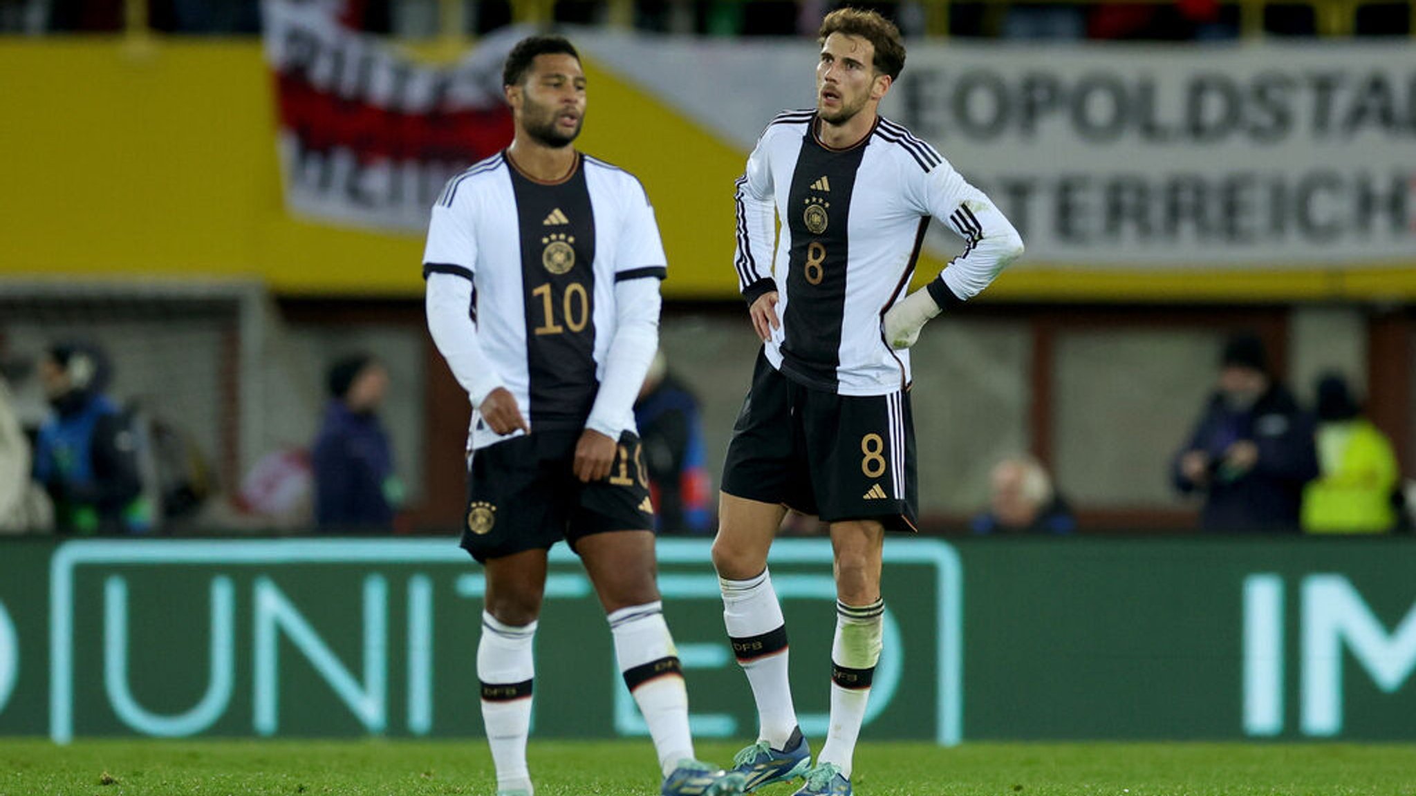 21.11.2023, Österreich, Wien: Fußball: Länderspiele, Österreich - Deutschland, Ernst-Happel-Stadion. Deutschlands Serge Gnabry (l) und Leon Goretzka stehen nach dem Gegentor enttäuscht auf dem Rasen. WICHTIGER HINWEIS: Gemäß den Vorgaben der DFL Deutsche Fußball Liga bzw. des DFB Deutscher Fußball-Bund ist es untersagt, in dem Stadion und/oder vom Spiel angefertigte Fotoaufnahmen in Form von Sequenzbildern und/oder videoähnlichen Fotostrecken zu verwerten bzw. verwerten zu lassen. Foto: Christian Charisius/dpa +++ dpa-Bildfunk +++