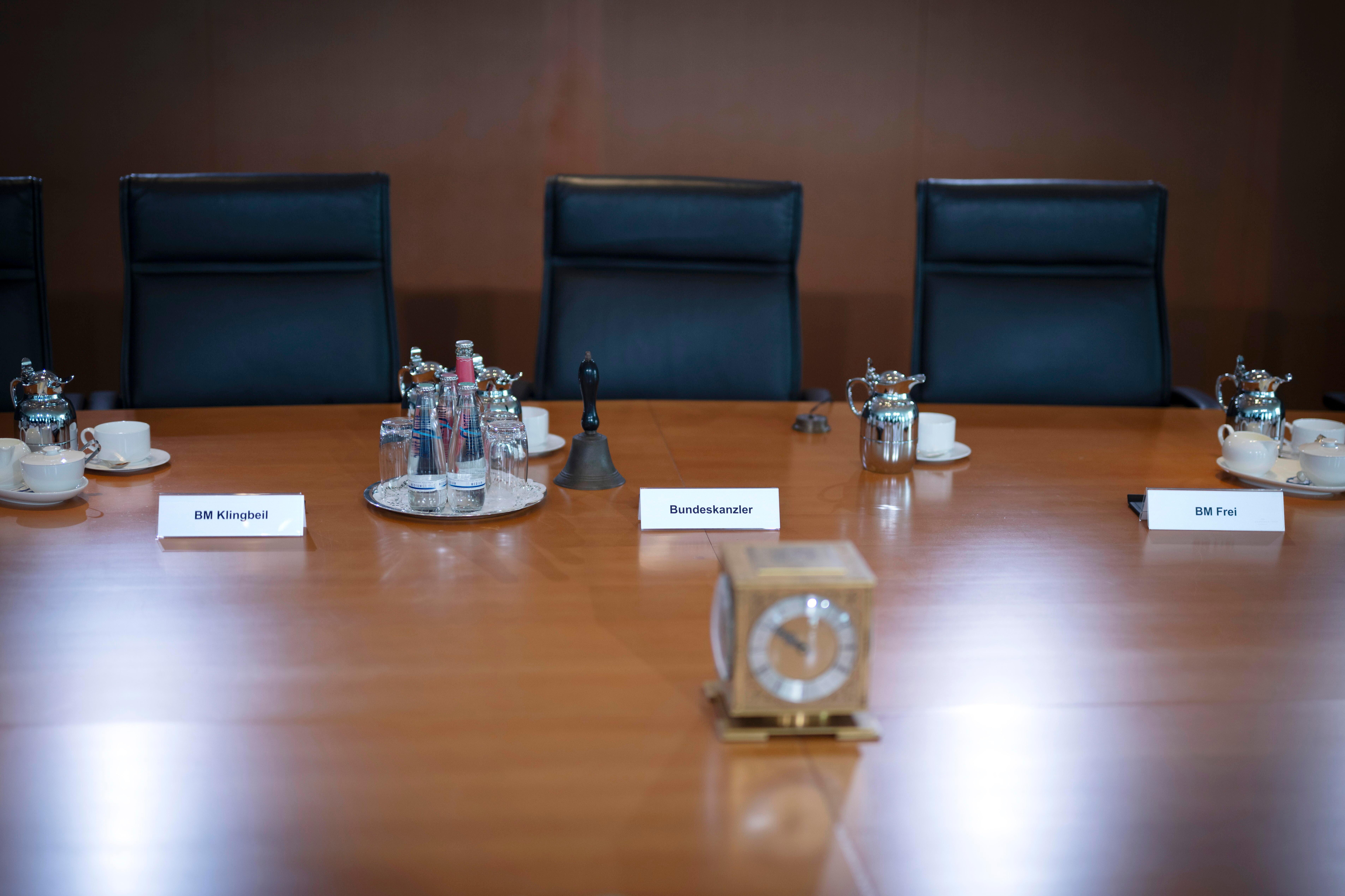 (Symbolbild) Auf einem Tisch stehen zwei Schilder: "BM Klingbeil" und "Bundeskanzler"