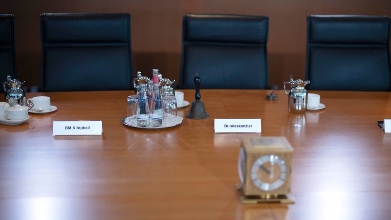 (Symbolbild) Auf einem Tisch stehen zwei Schilder: "BM Klingbeil" und "Bundeskanzler" | Bild: picture alliance / Ipon | Stefan Boness (Symbolbild) Auf einem Tisch stehen zwei Schilder: "BM Klingbeil" und "Bundeskanzler"