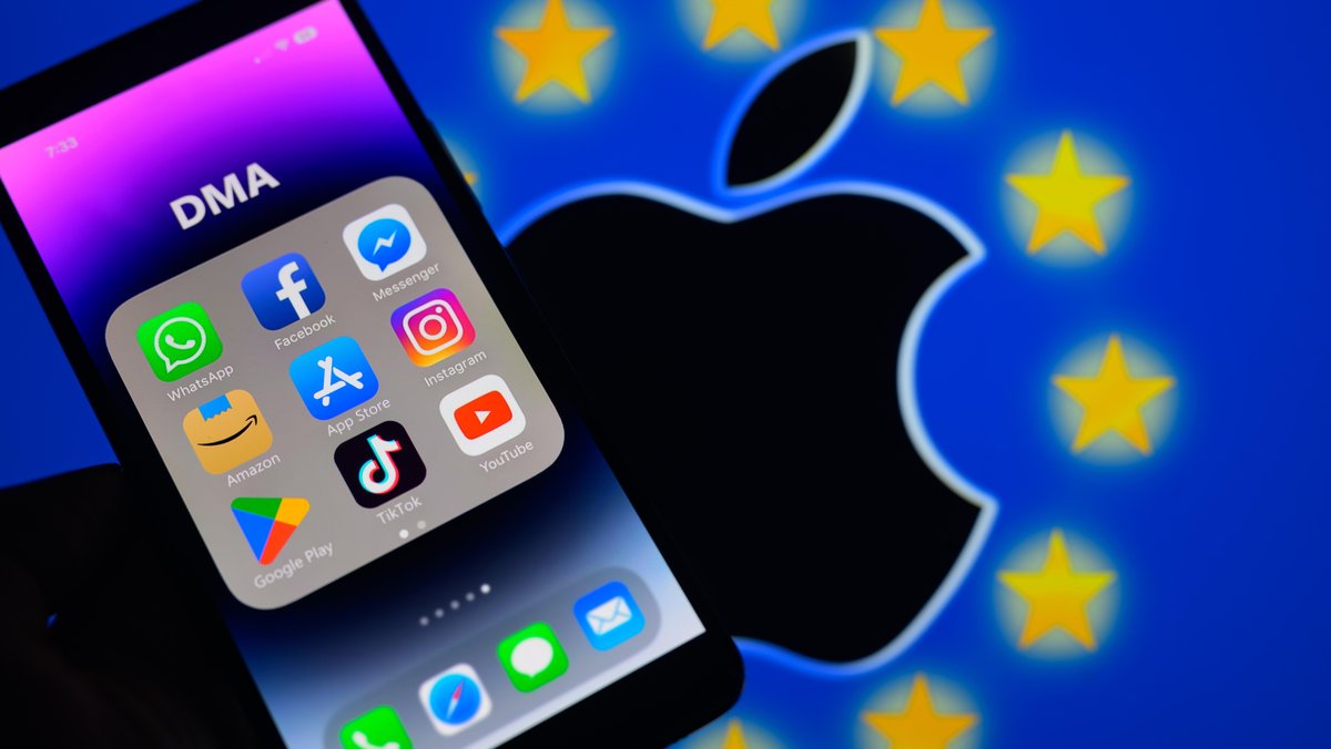 Handy mit Apps vor Logos von Apple und EU