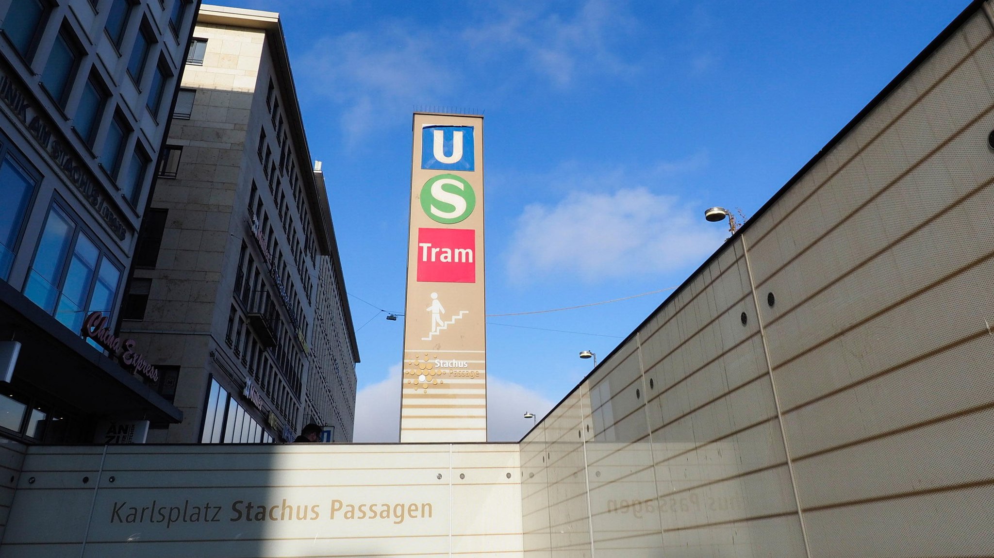 Eingang zum S- und U-Bahnhof Karlsplatz/Stachus in München