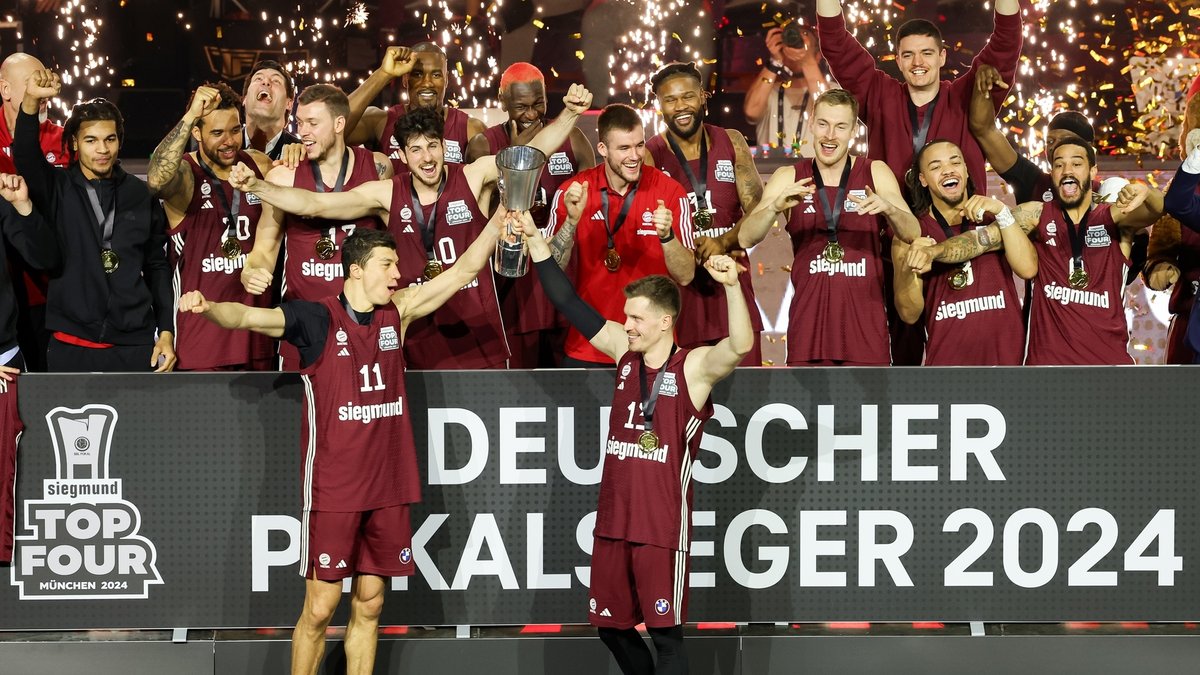 Siegerehrung BBL-Pokalfinale 2024: Gewinner FC Bayern Basketball
