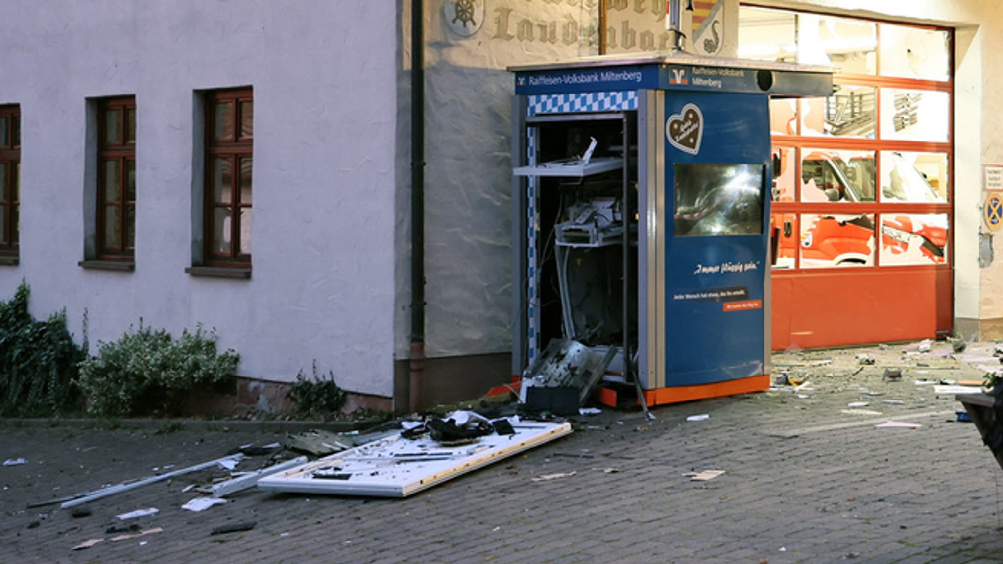 Gesprengter Geldautomat in Laudenbach im Landkreis Miltenberg. | Bild: BR/Ralf Hettler Gesprengter Geldautomat in Laudenbach im Landkreis Miltenberg.