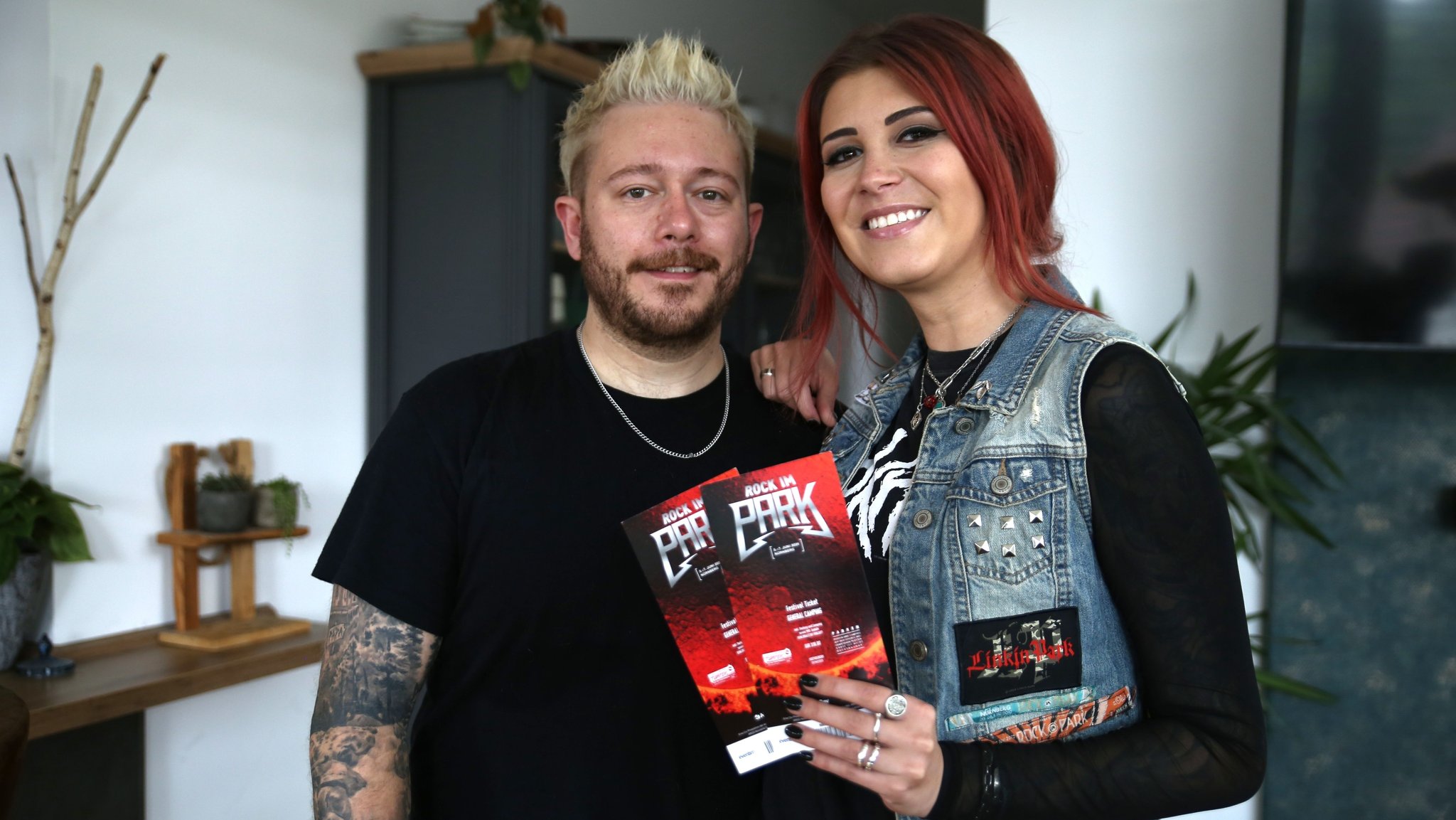 Ein Mann und eine Frau halten ihre "Rock im Park"-Tickets in Händen. | Bild: BR / Isabel Pogner Ein Mann und eine Frau halten ihre "Rock im Park"-Tickets in Händen.