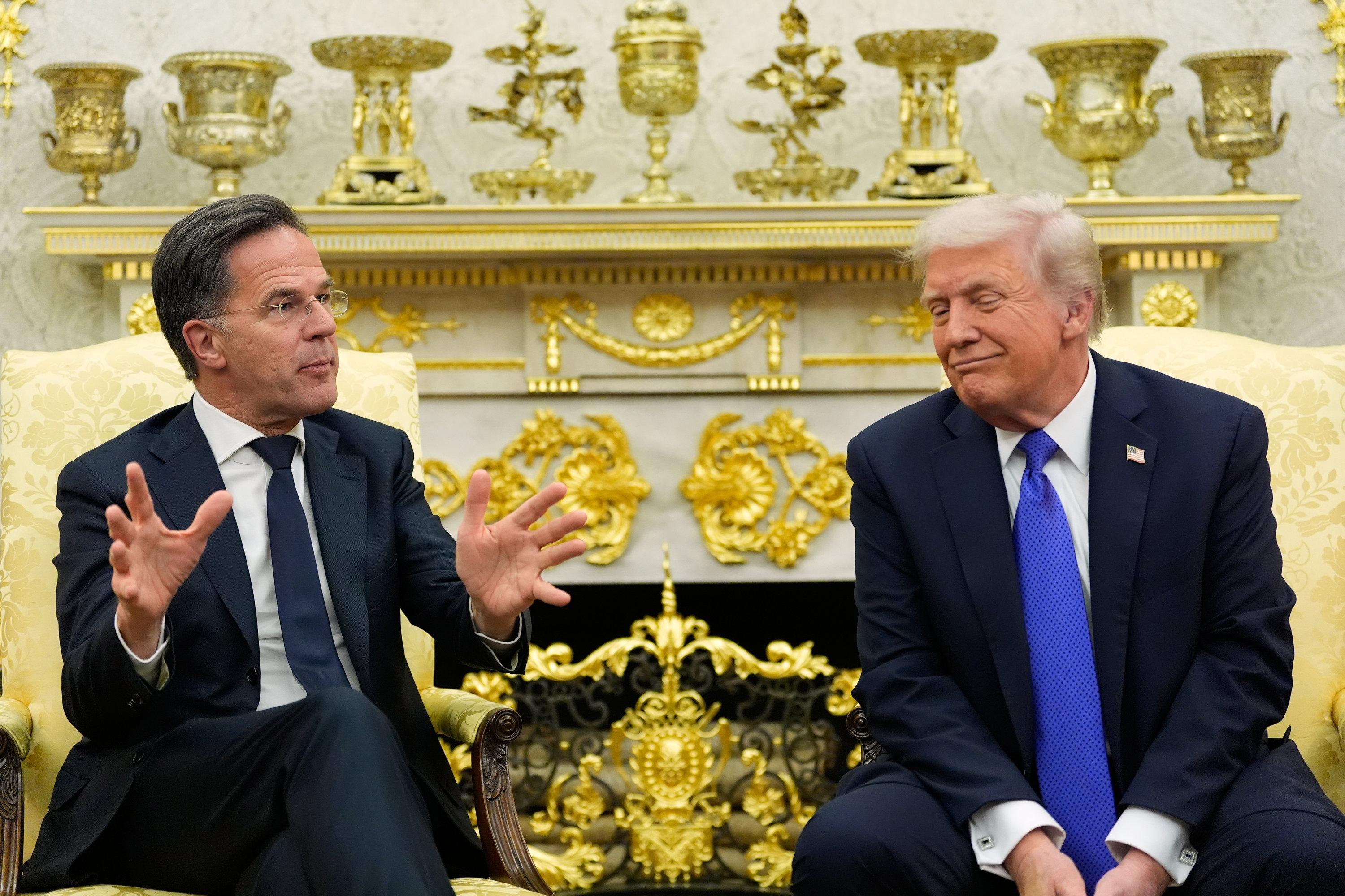 US-Präsident Donald Trump (r) beim Treffen mit Nato-Generalsekretär Mark Rutte im Oval Office des Weißen Hauses.