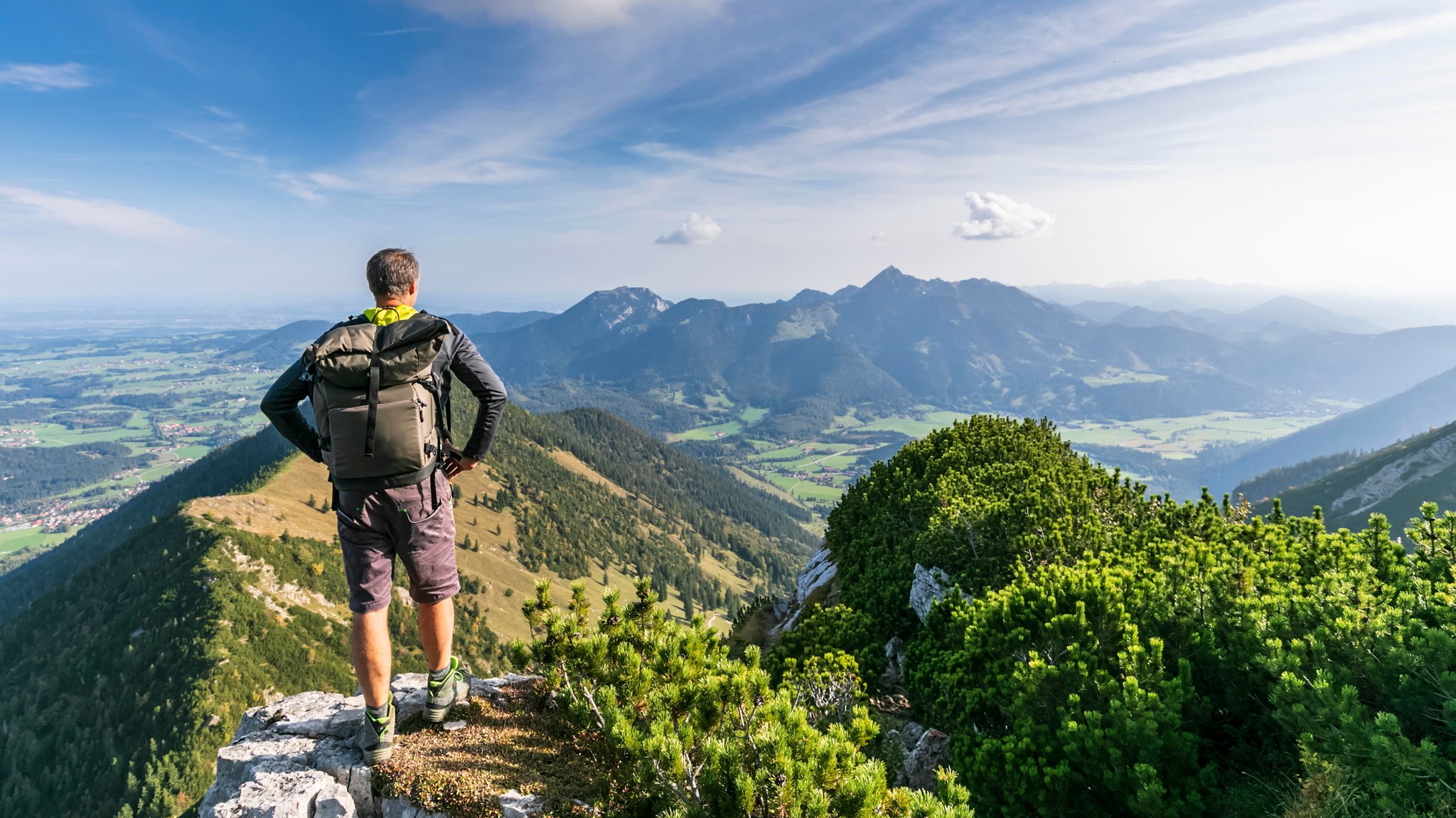 Wanderer genießt die Aussicht im Mangfallgebirge (Symbol- und Archivbild) | Bild: picture alliance / Westend61|Fotofeeling Wanderer genießt die Aussicht im Mangfallgebirge (Symbol- und Archivbild)