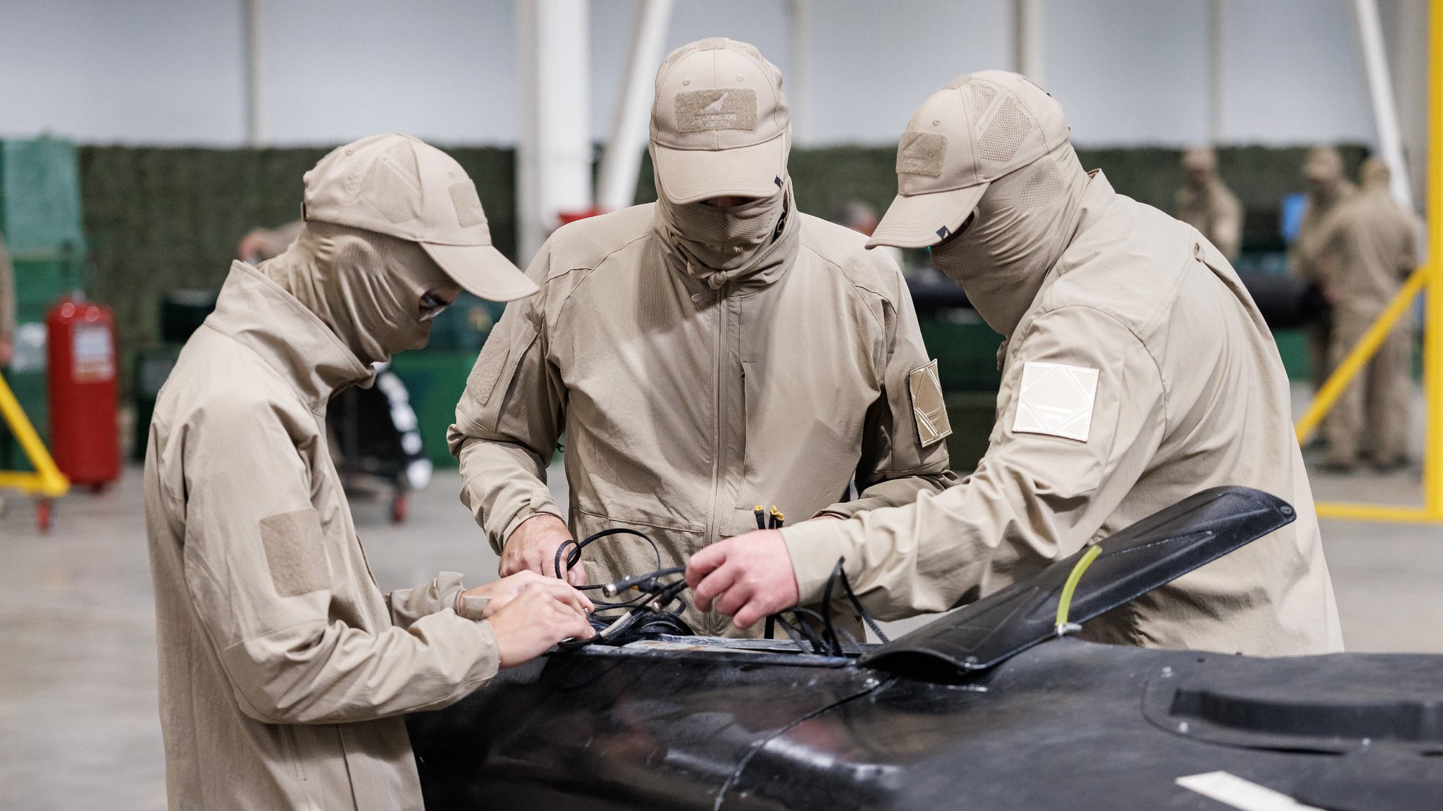 Vermummte Soldaten arbeiten an einer russischen Drohne auf einem Übungsgelände in Tatarstan am 27. August 2026.