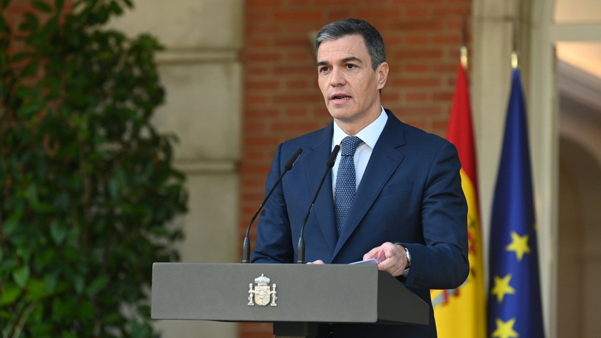 Der spanische Ministerpräsident Pedro Sanchez spricht während einer Pressekonferenz im Abgeordnetenhaus. Sanchez hat eine institutionelle Erklärung zur Anerkennung des Staates Palästina abgegeben.