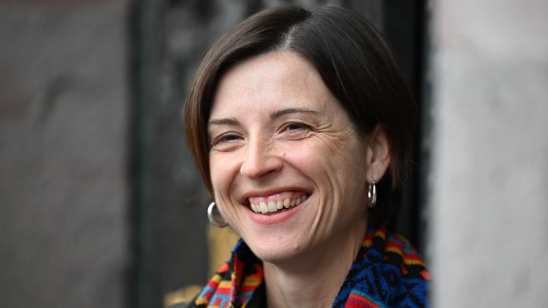 Die Schweizer Autorin Dorothee Elmiger („Die Holländerinnen“) kommt zur Verleihung des Deutschen Buchpreises 2025 in den Römer. | Bild: picture alliance/dpa | Arne Dedert Die Schweizer Autorin Dorothee Elmiger („Die Holländerinnen“) kommt zur Verleihung des Deutschen Buchpreises 2025 in den Römer.