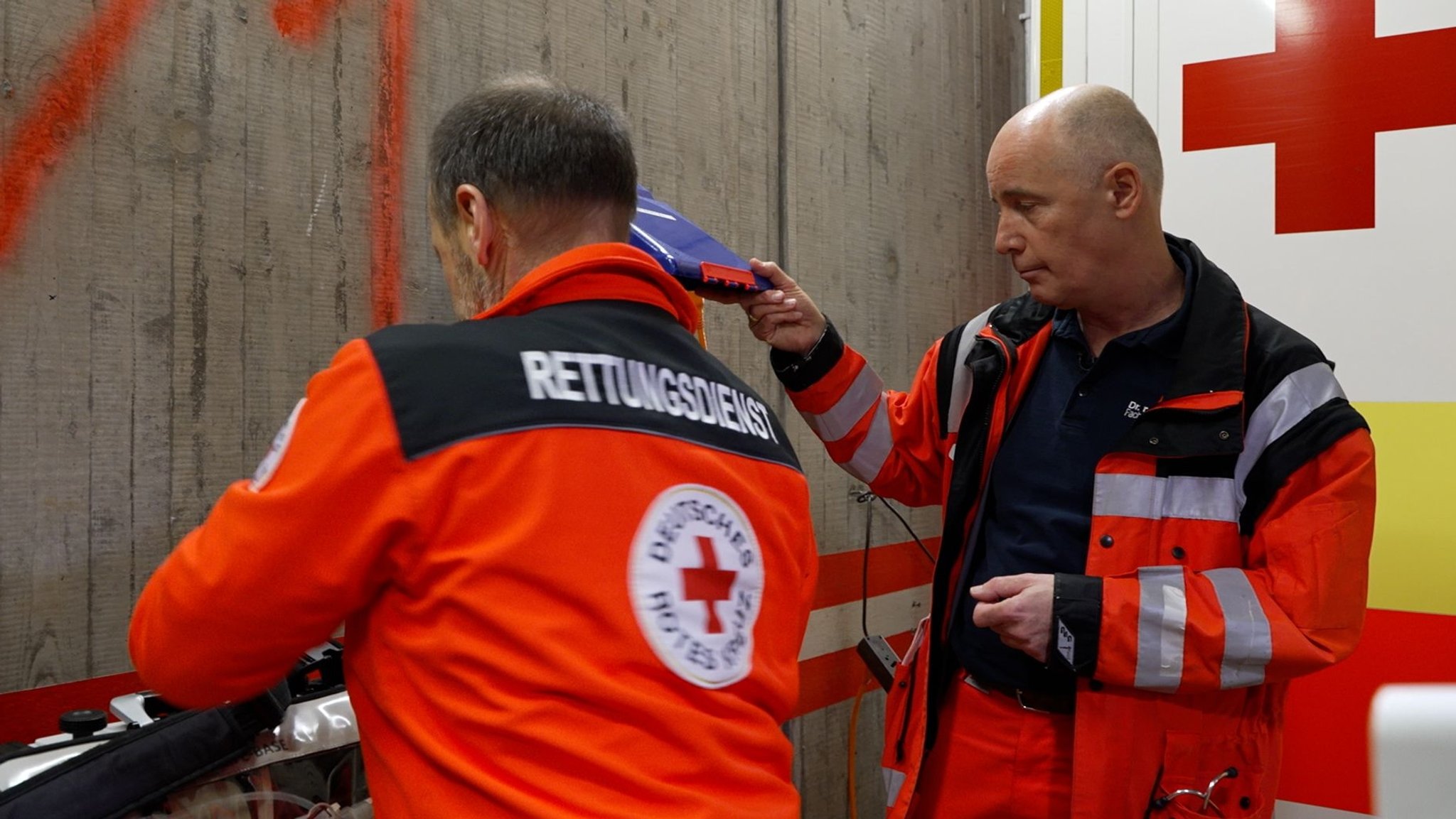 Notarzt und Sanitäter bereiten sich in Pfaffenhofen auf ihren Einsatz vor.