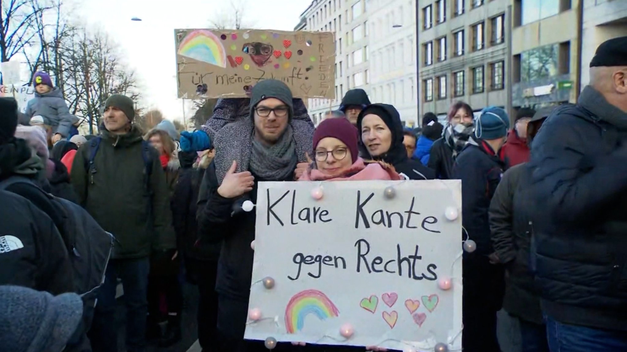 Auf einem Plakat steht: "Klare Kante gegen Rechts" 