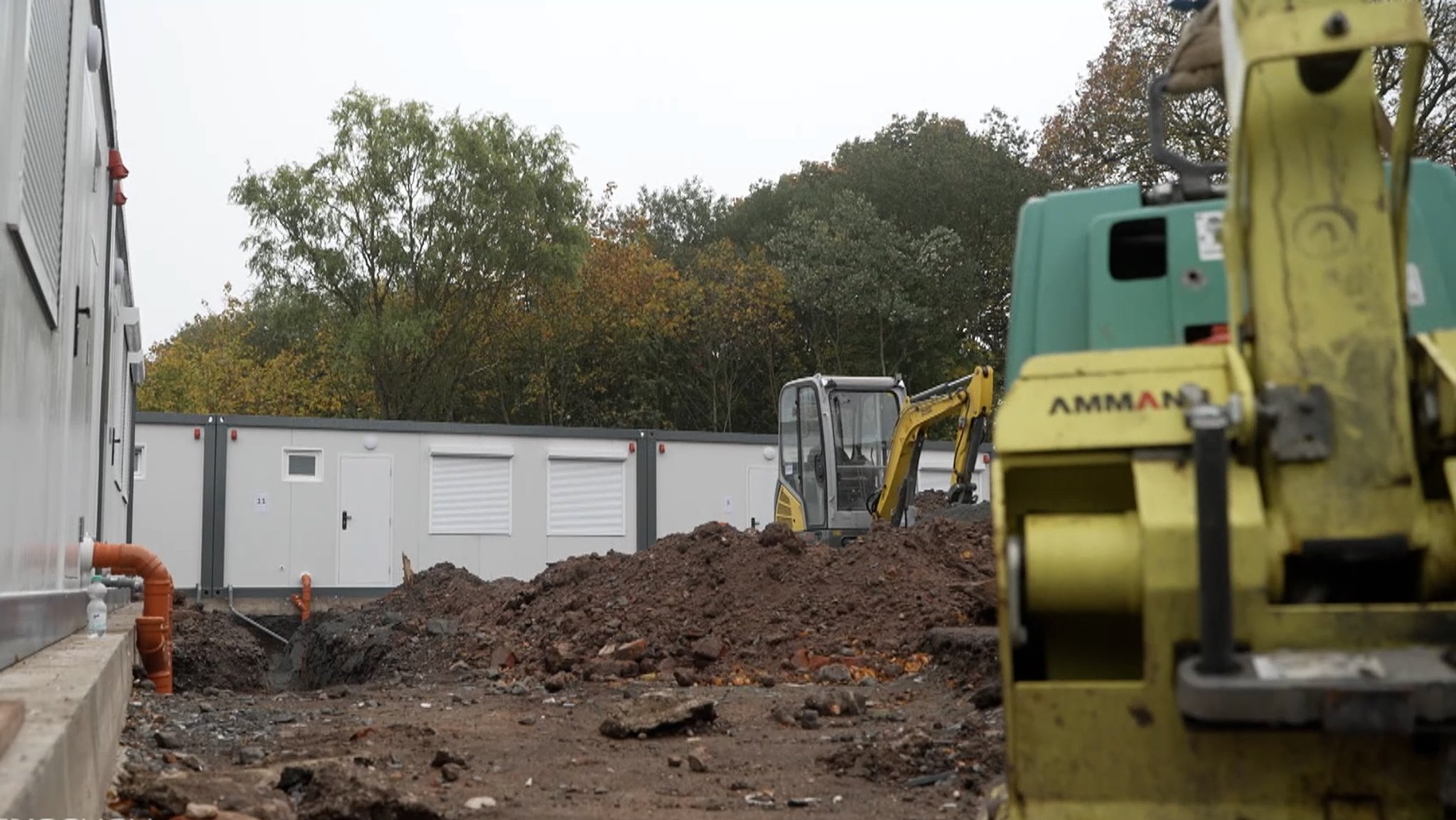 Container steht in Speichersorf (Lkr. Bayreuth) dafür stehen Bagger.